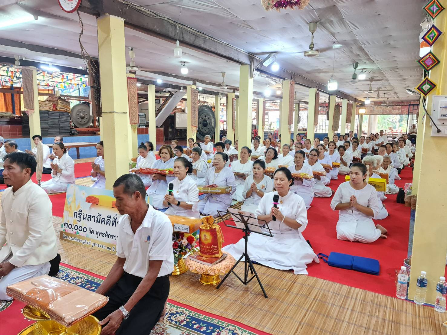 ภาพหมู่ถือพานถวายปัจจัยวัดนาสะแบง(โพนสว่าง)