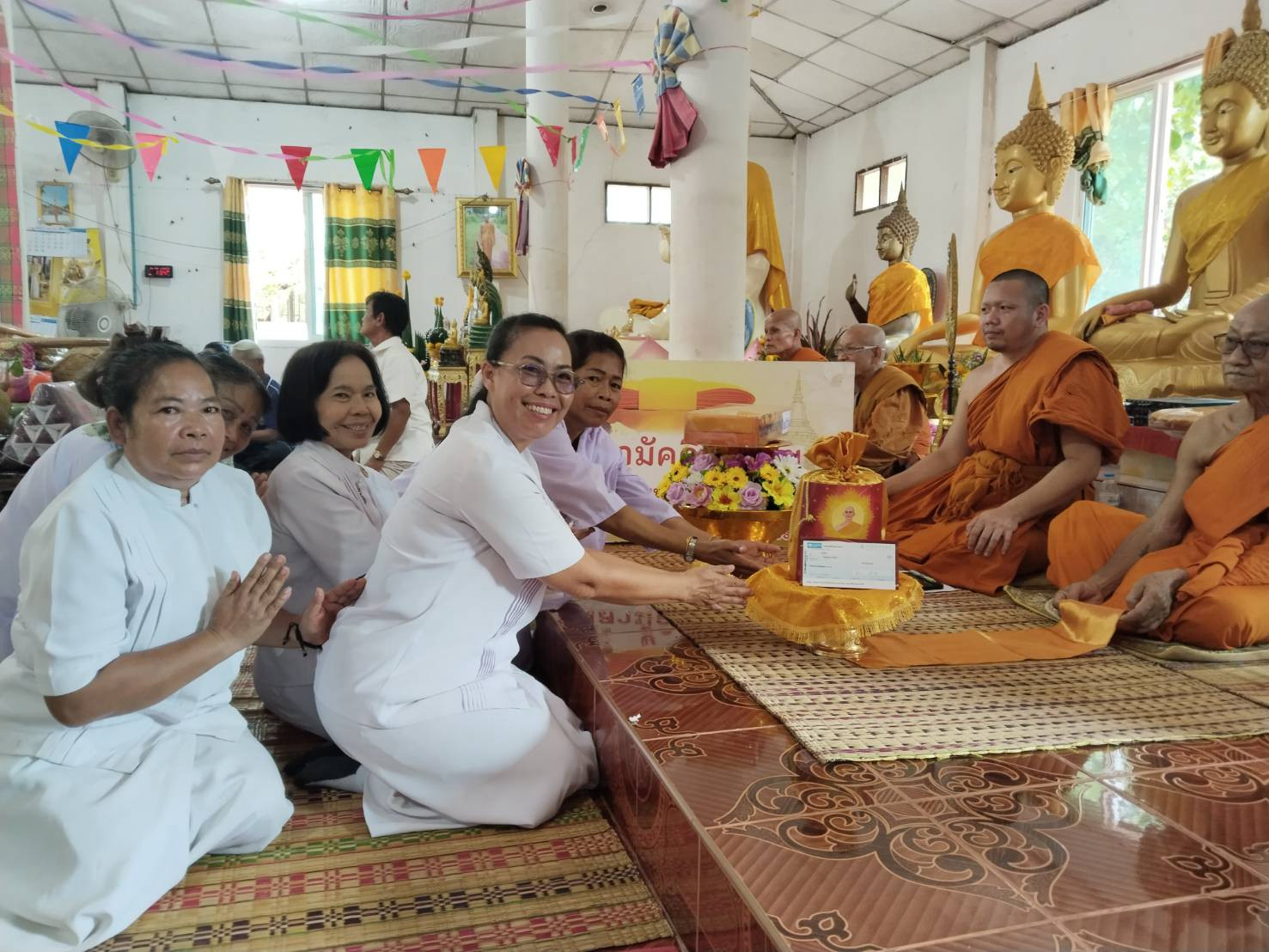 ภาพการถวายปัจจัยวัดราษฎร์สามัคคีธรรม
