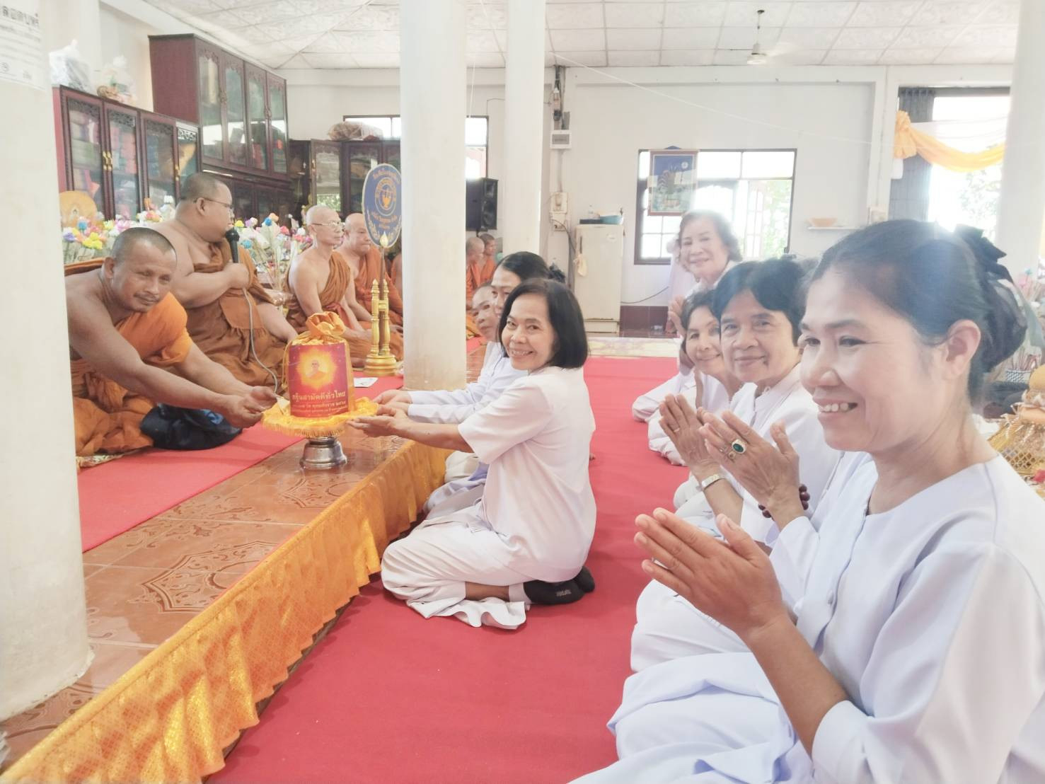 ภาพการถวายปัจจัยวัดแสงอุทัย