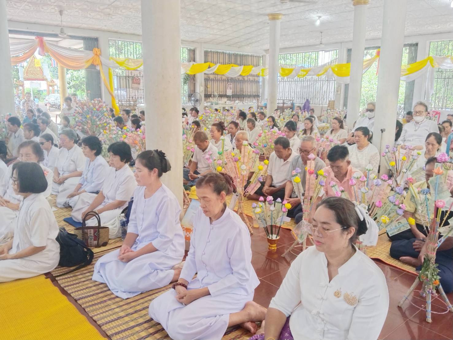 ภาพร่วมพิธีกรรมวัดแสงอุทัย