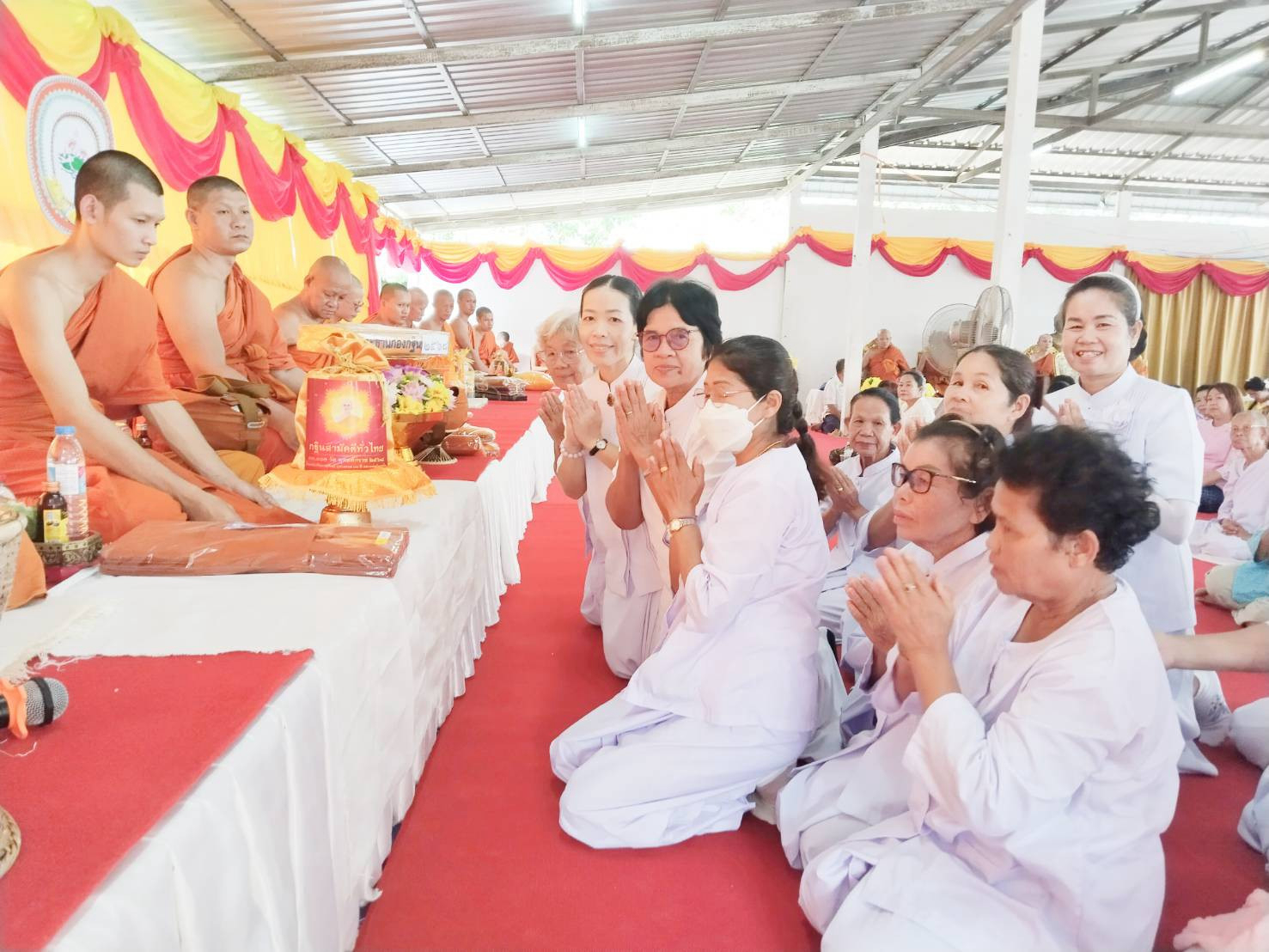 ภาพการถวายปัจจัยวัดศรีพนา