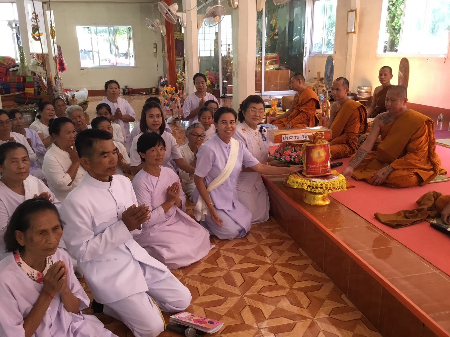 ภาพการถวายปัจจัยวัดศรีสุวรรณาราม