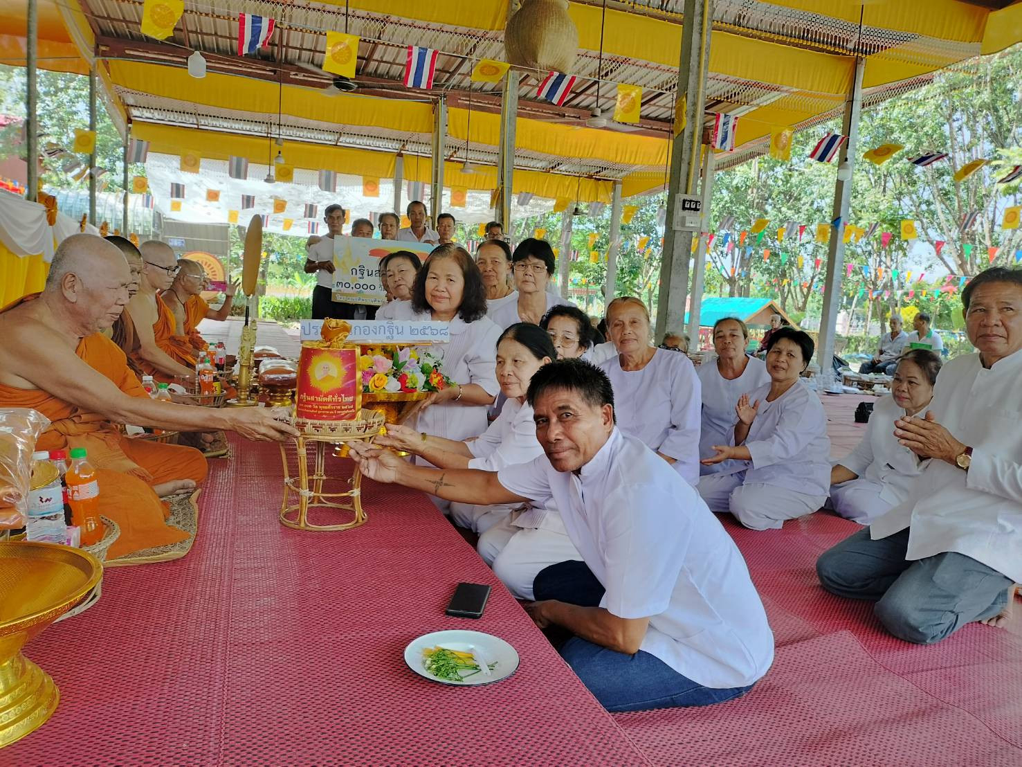 ภาพการถวายปัจจัยวัดใหม่บูรพาสุการาม