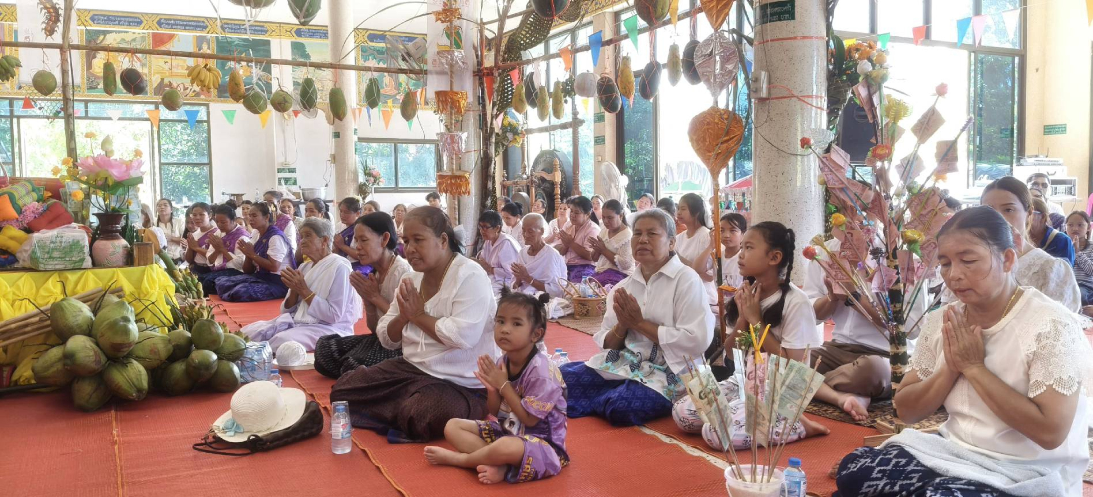 ภาพร่วมพิธีกรรมวัดโพนสว่าง