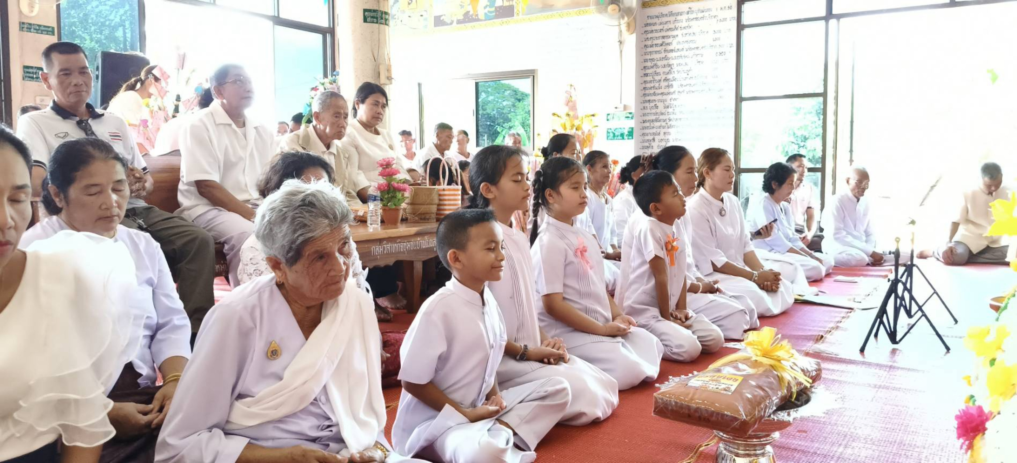 ภาพร่วมพิธีกรรมวัดโพนสว่าง