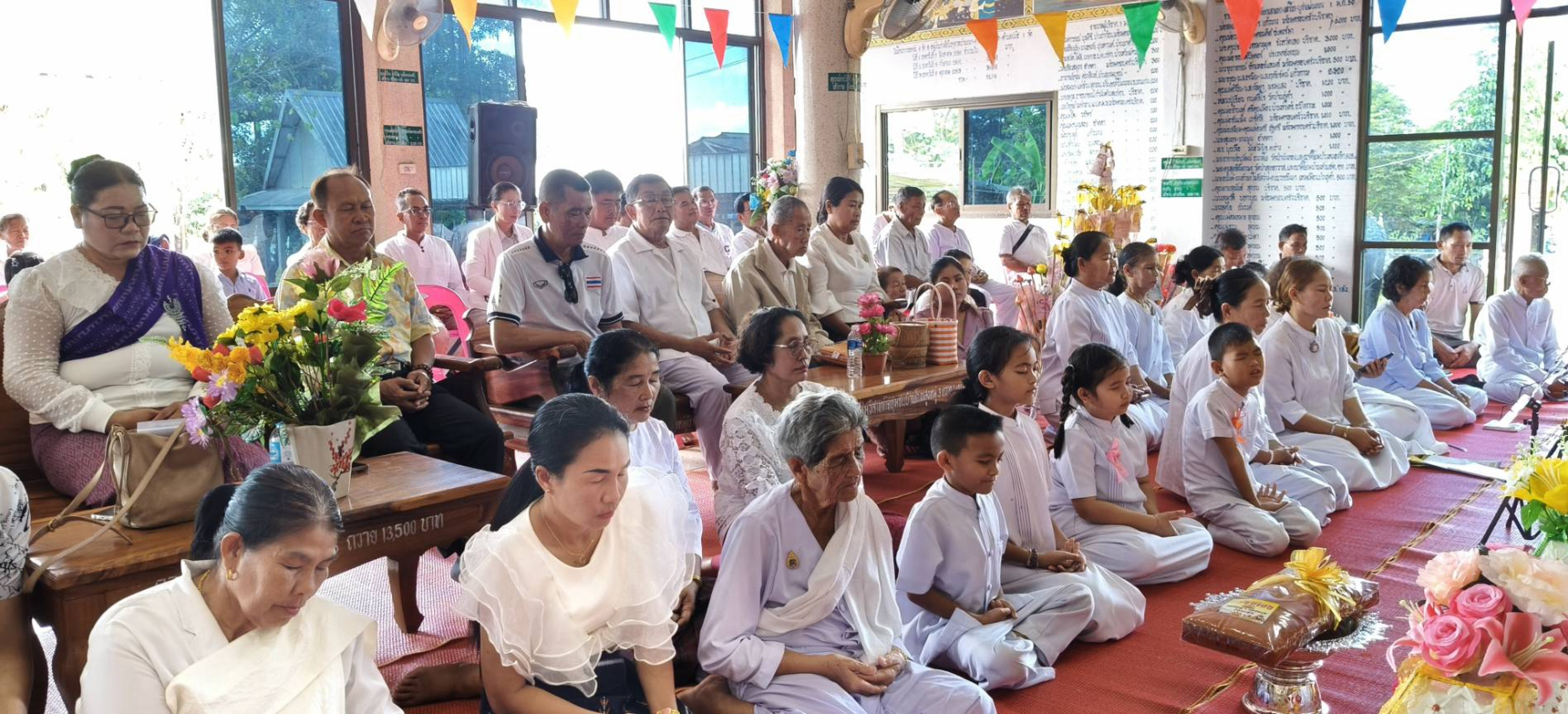 ภาพร่วมพิธีกรรมวัดโพนสว่าง