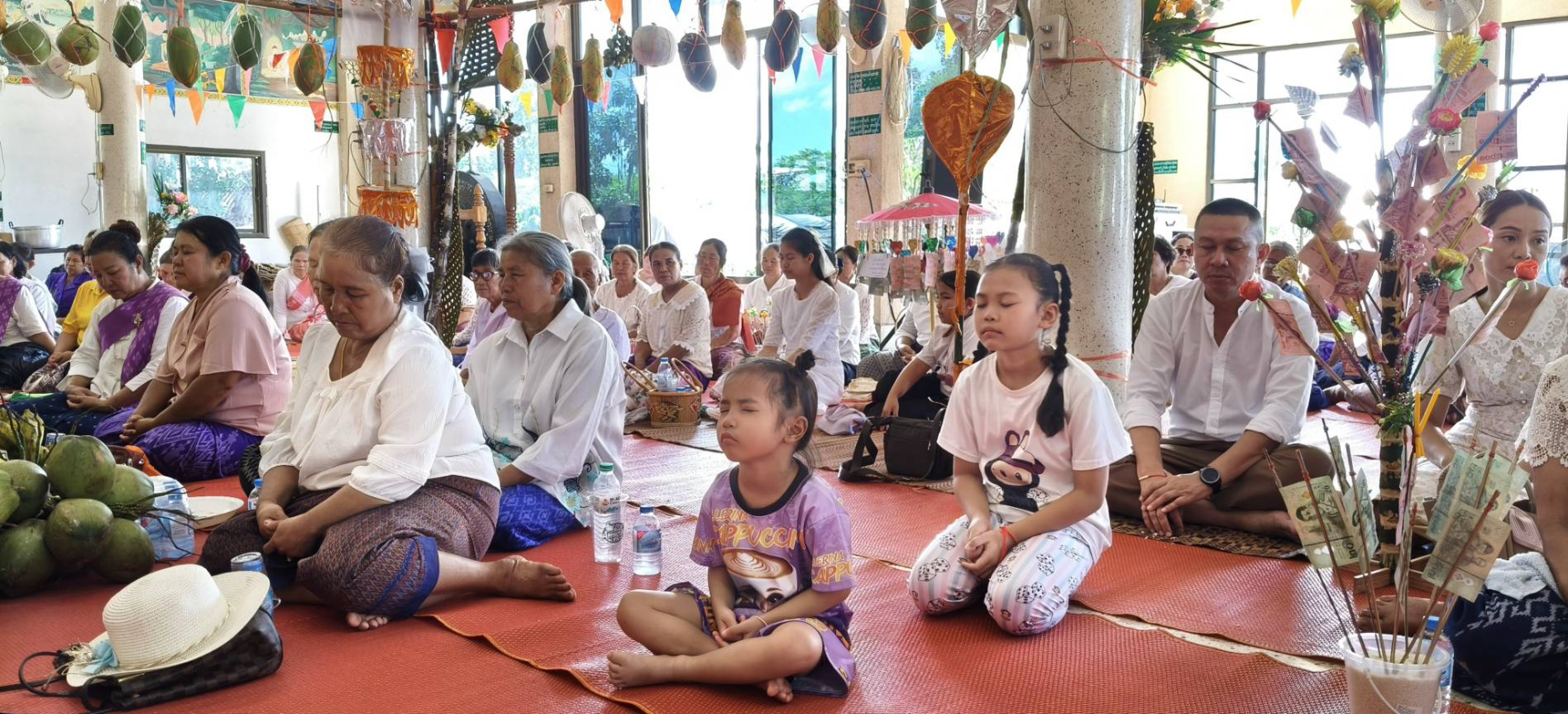 ภาพร่วมพิธีกรรมวัดโพนสว่าง