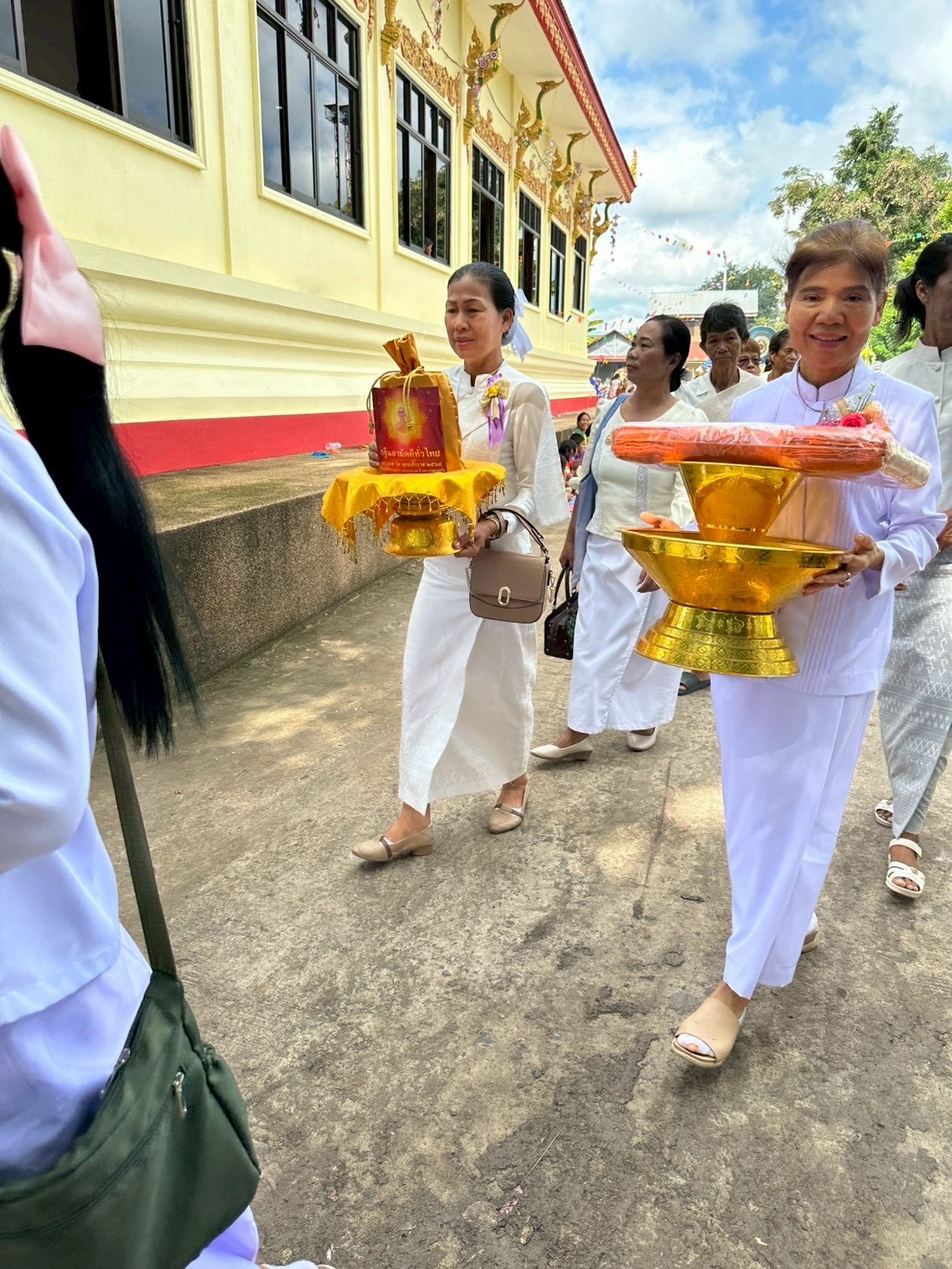 ภาพร่วมขบวนกฐินวัดน้ำเกลี้ยง(อัมพวันจันทราวาส)