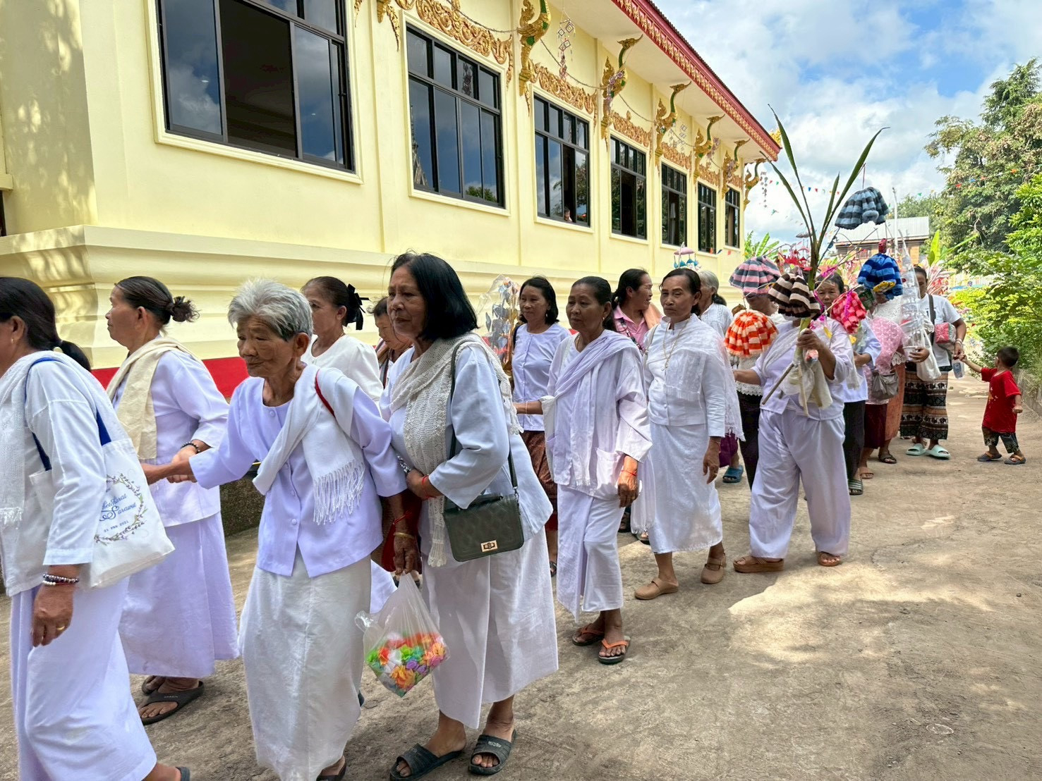 ภาพร่วมพิธีกรรมวัดน้ำเกลี้ยง(อัมพวันจันทราวาส)