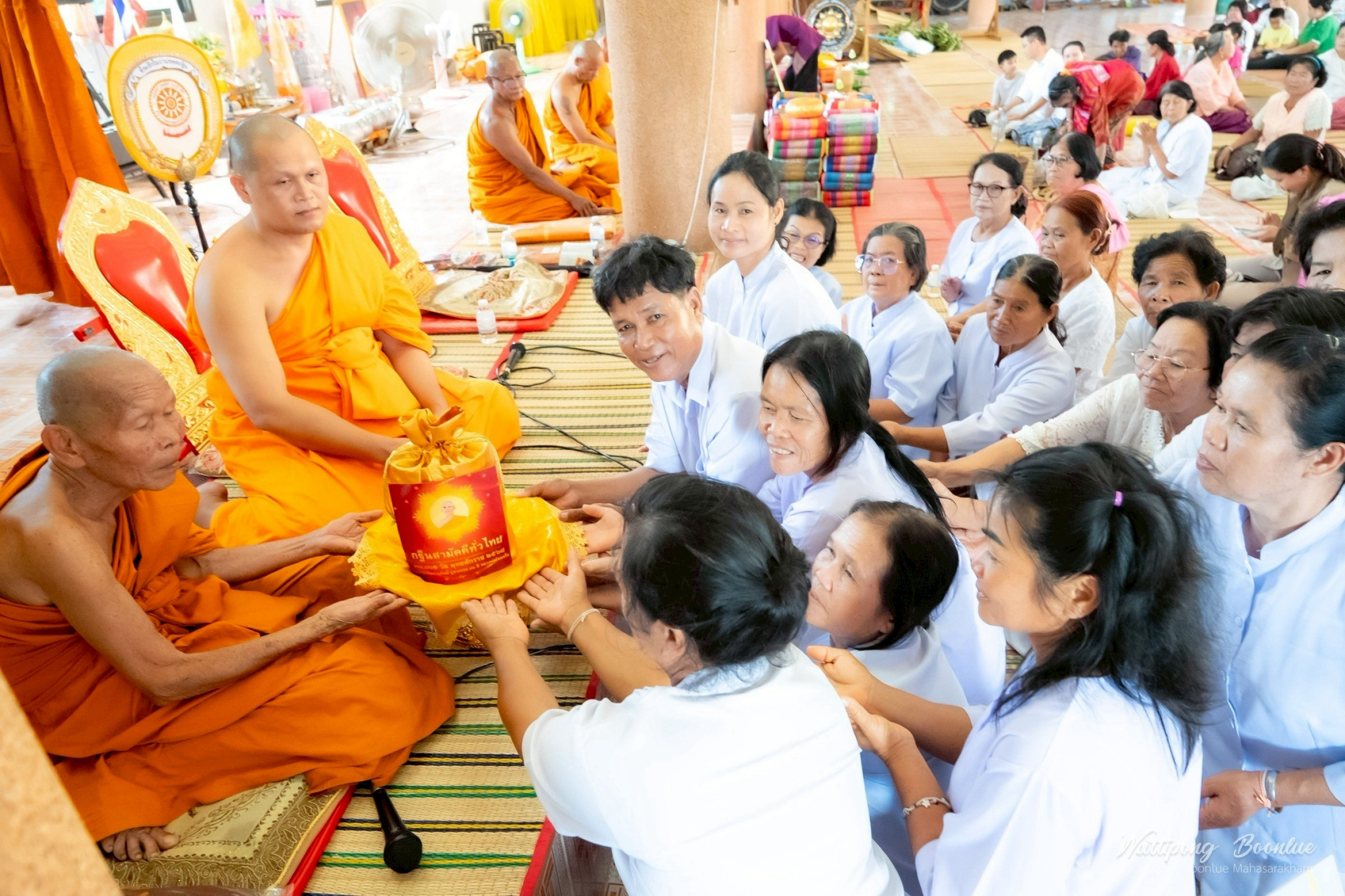 ภาพการถวายปัจจัยวัดโพธิ์ศรี