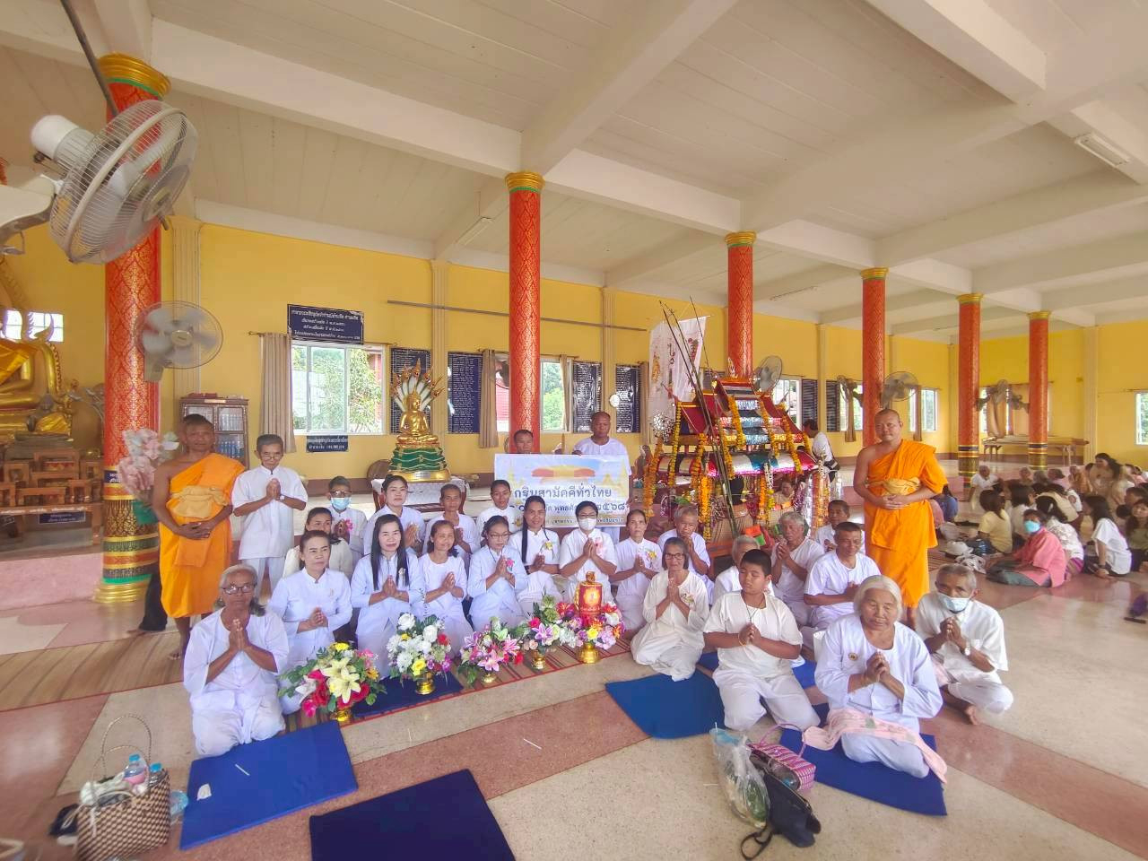 ภาพหมู่ถือพานถวายปัจจัยวัดจำปามณีบ้านเบิด