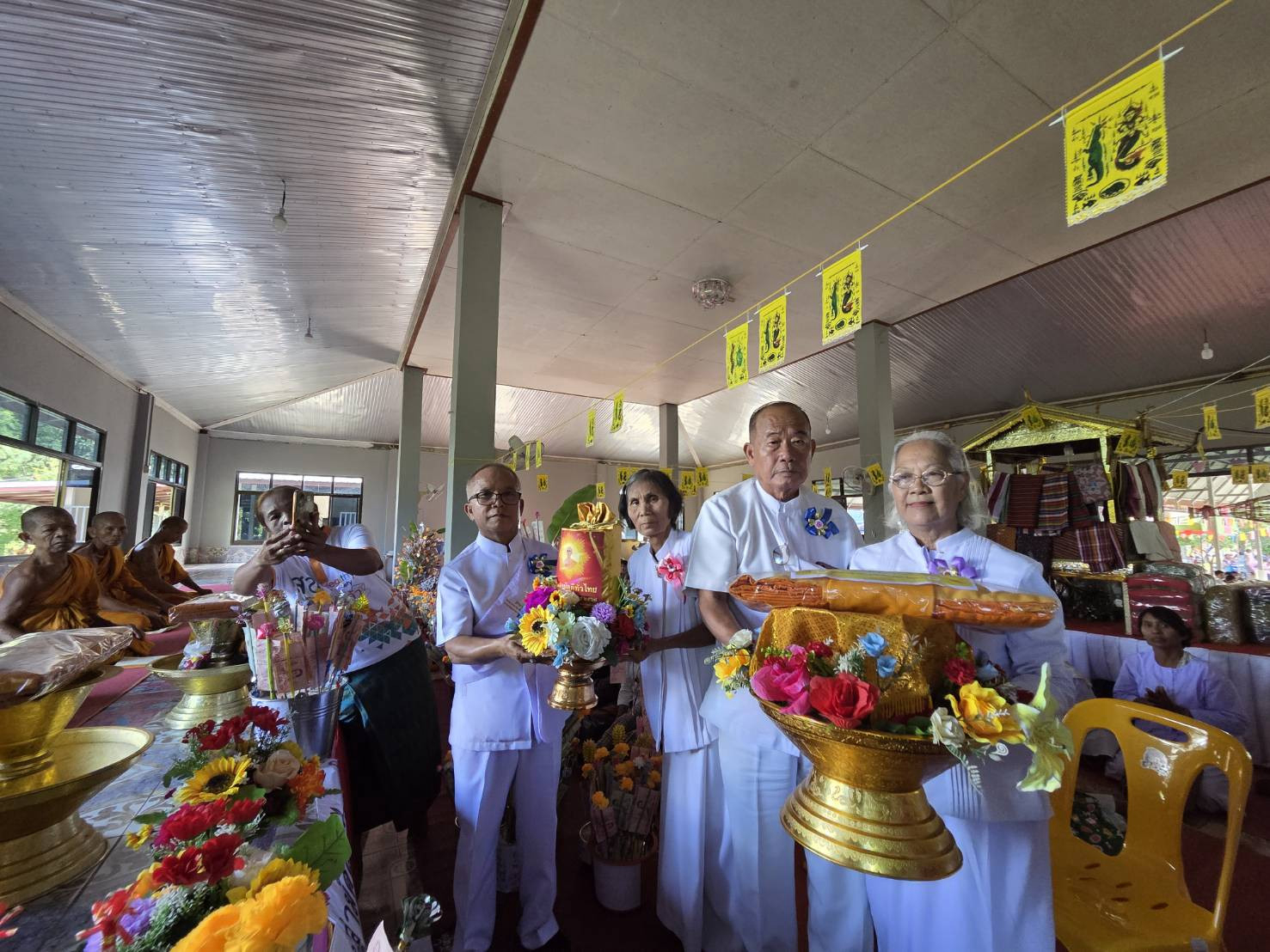 ภาพหมู่ถือพานถวายปัจจัยวัดบ้านหนองกับ