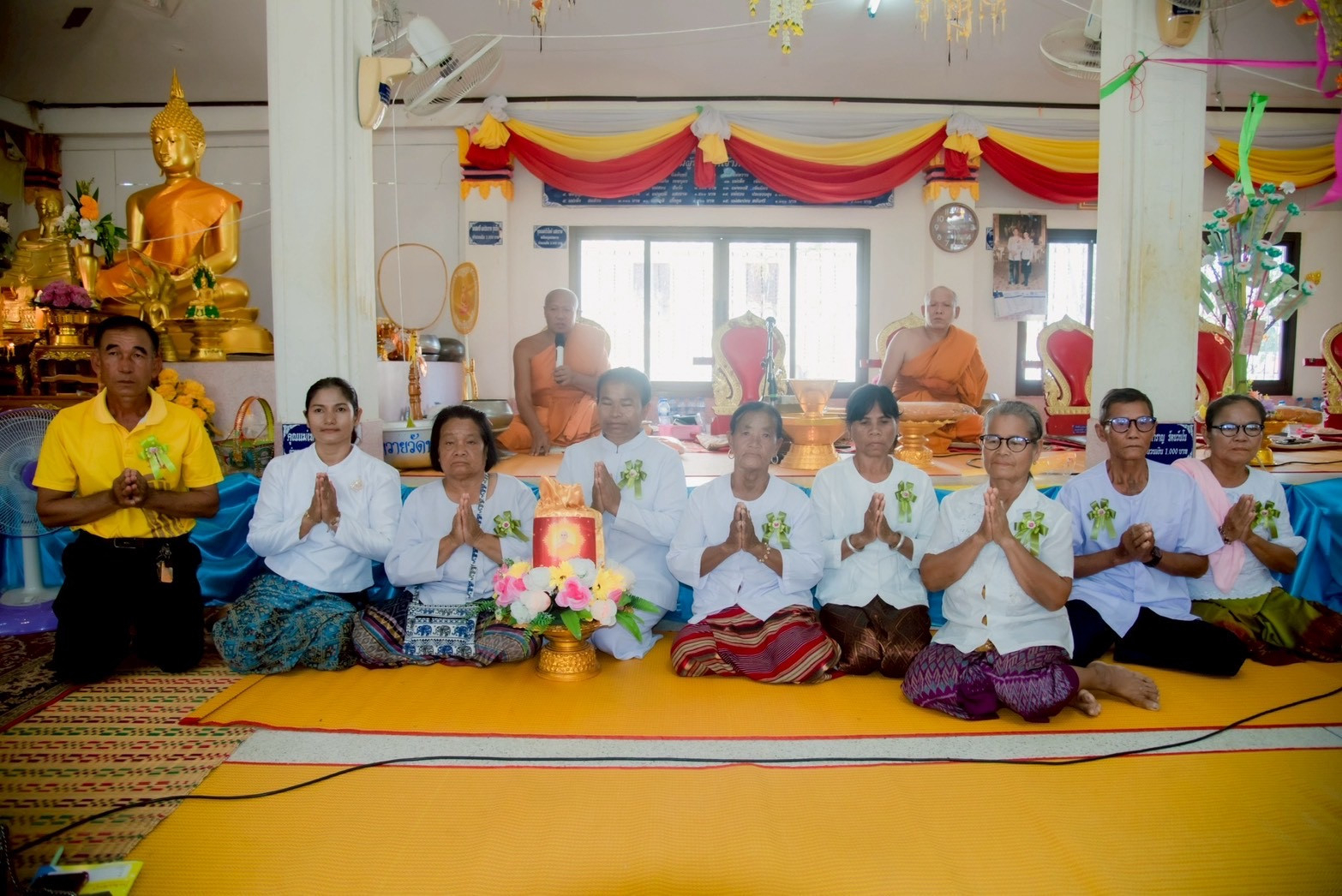 ภาพหมู่ถือพานถวายปัจจัยวัดบำเพ็ญธรรม