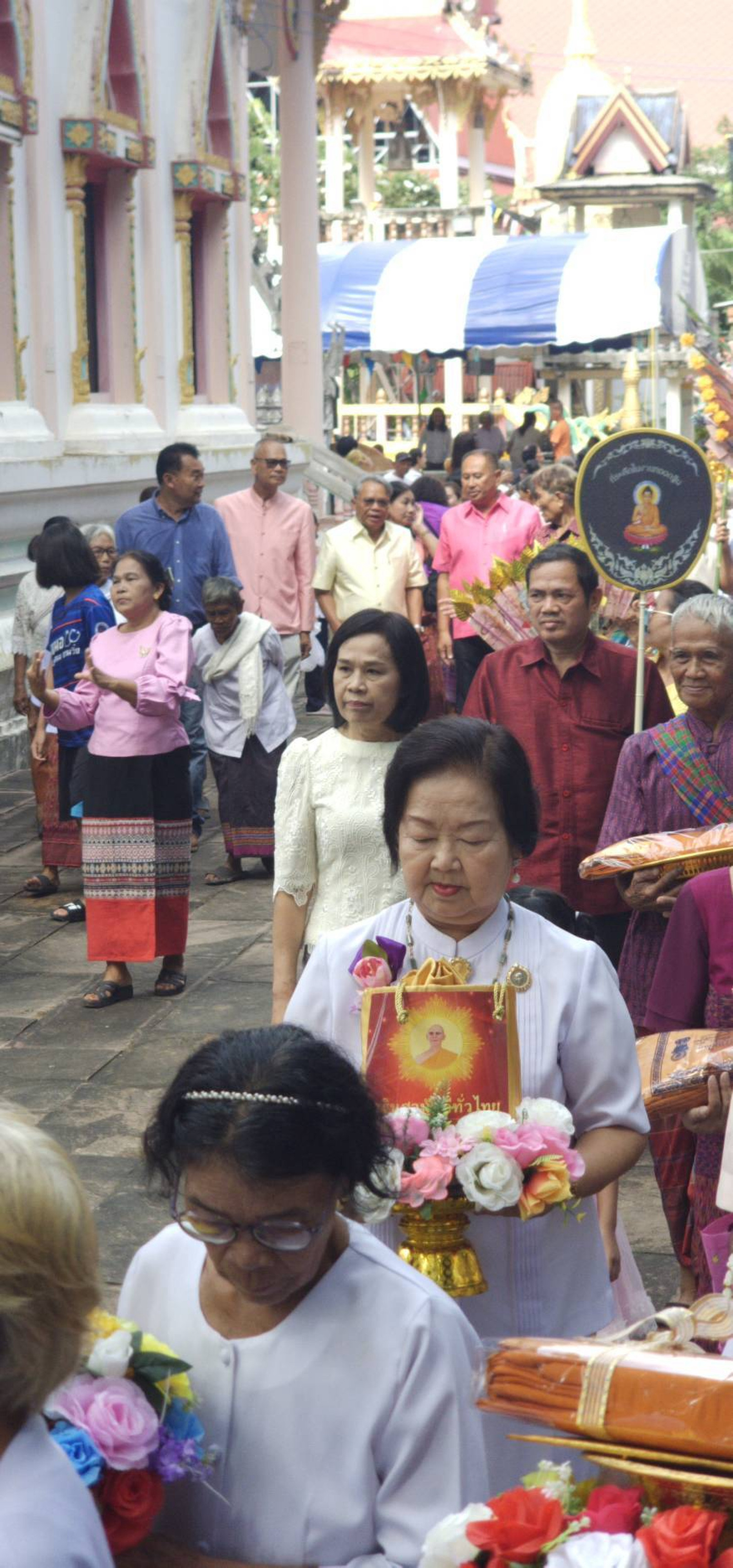 ภาพหมู่ถือพานถวายปัจจัยวัดสิลาโนนเปือย