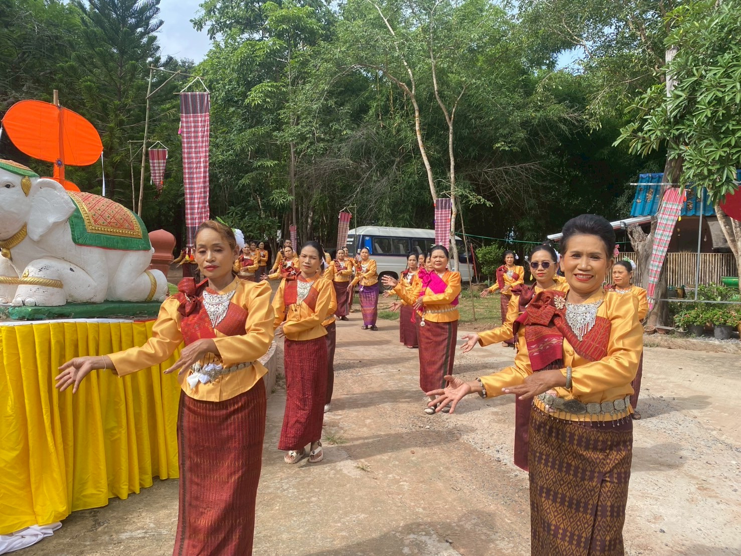 ภาพร่วมพิธีกรรมวัดปราสาทแก้ว