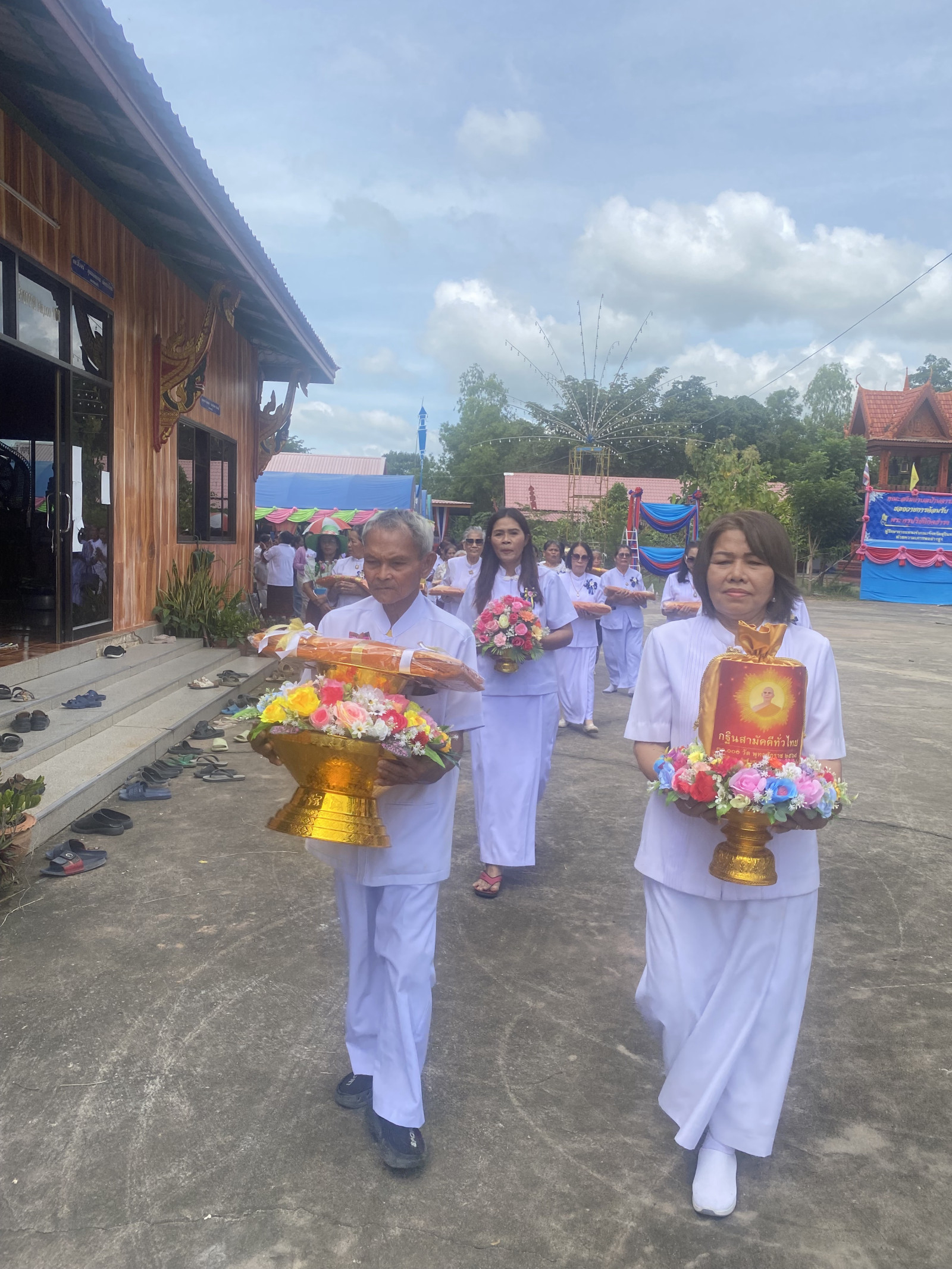 ภาพหมู่ถือพานถวายปัจจัยวัดมงคลเทพนิมิต