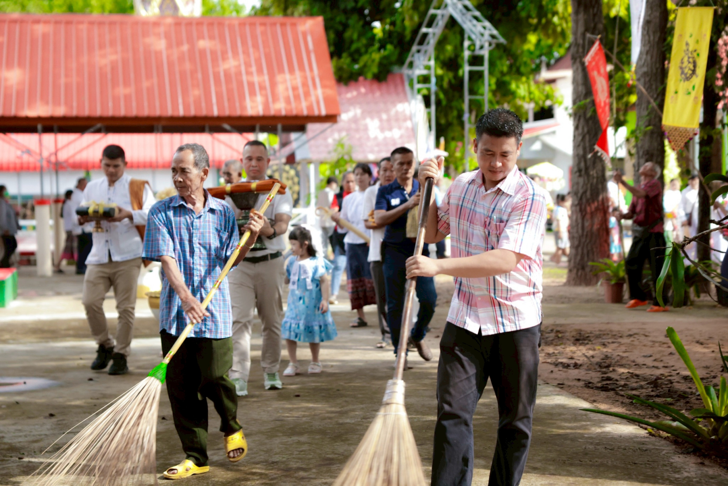 ภาพร่วมพิธีกรรมวัดบ้านหนองคูใหญ่