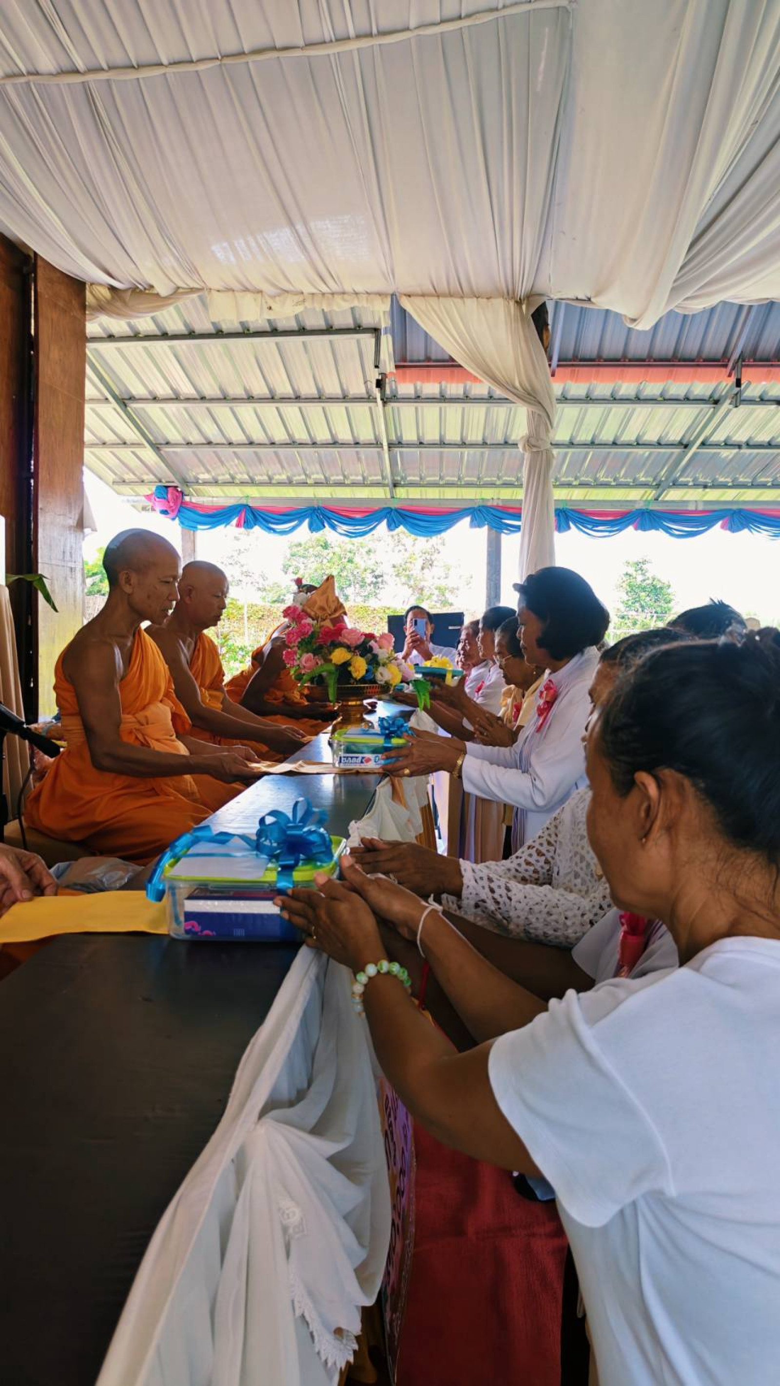 ภาพการถวายปัจจัยศูนย์ศีลธรรม อำเภอพนมดงรัก