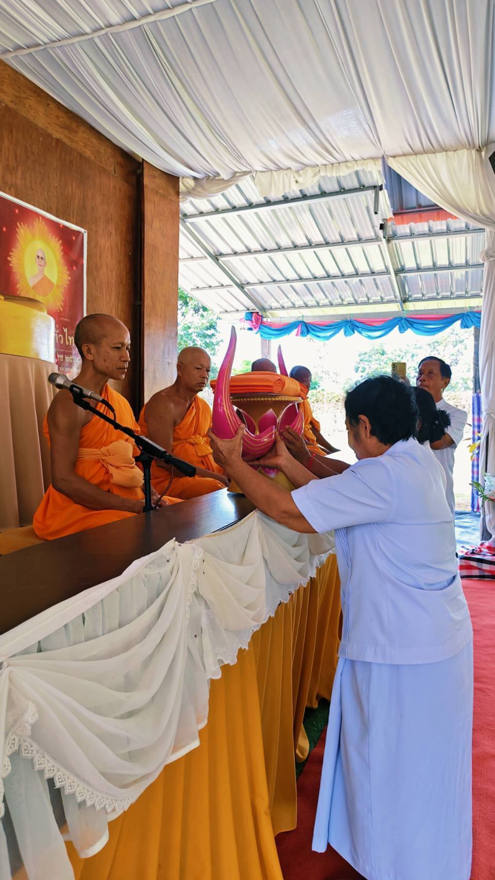 ภาพหมู่ถือพานถวายปัจจัยศูนย์ศีลธรรม อำเภอพนมดงรัก