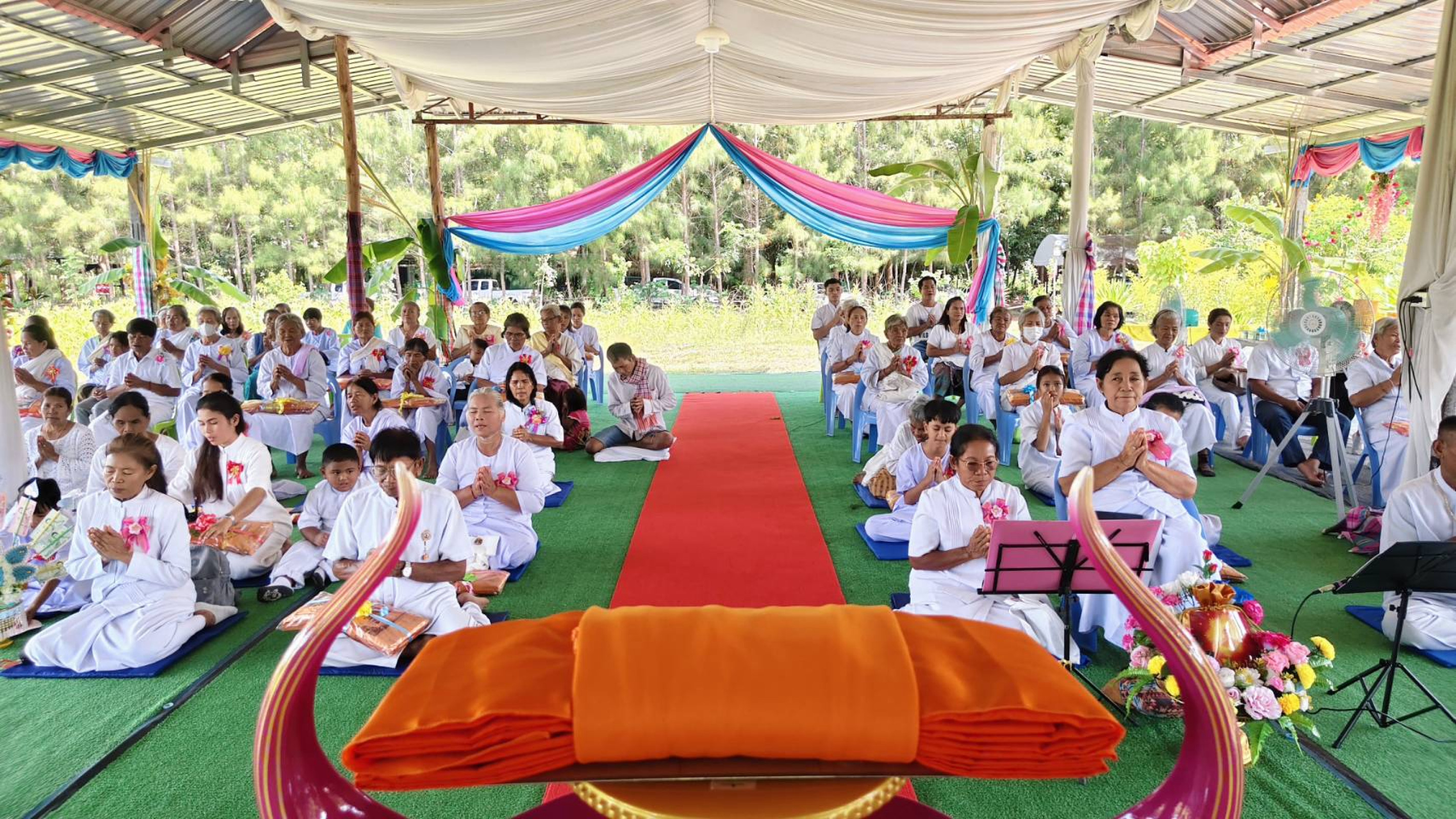 ภาพร่วมพิธีกรรมศูนย์ศีลธรรม อำเภอพนมดงรัก