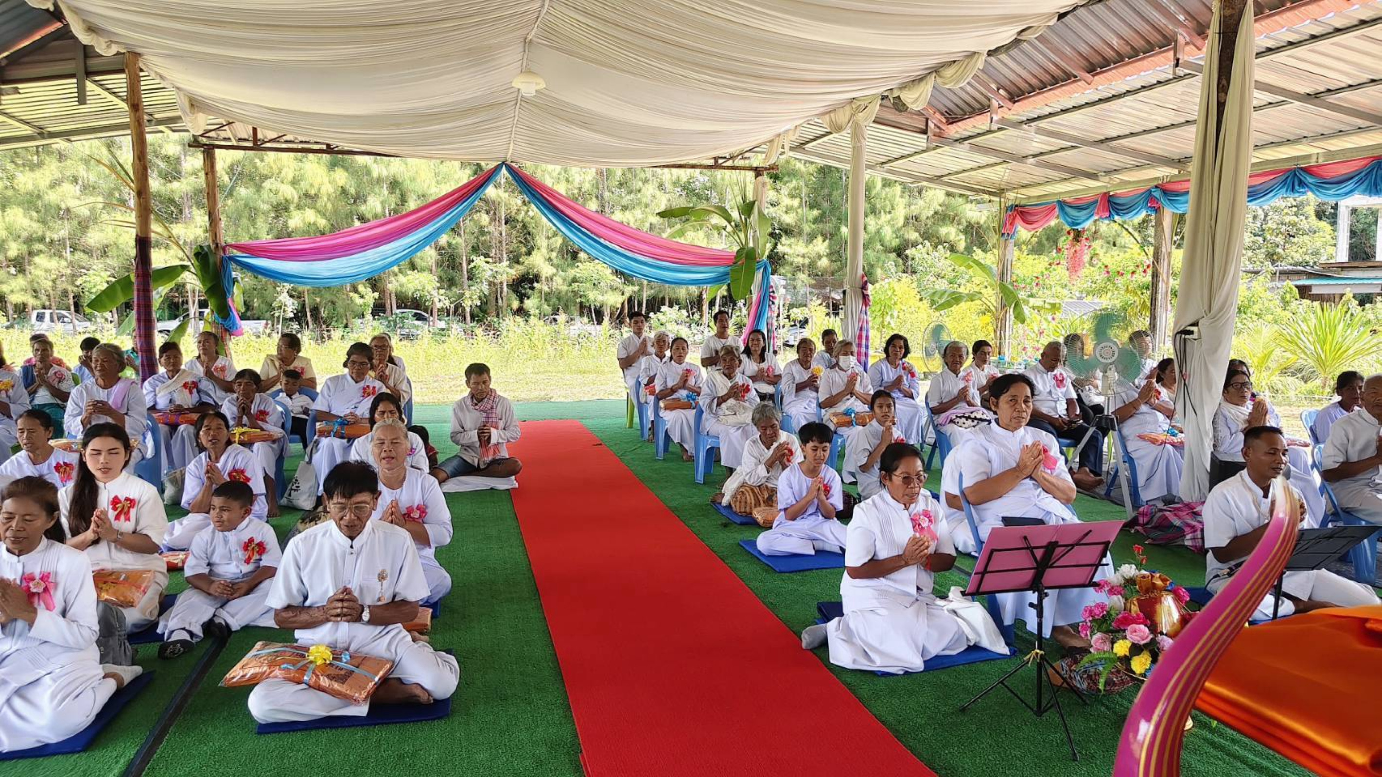 ภาพร่วมพิธีกรรมศูนย์ศีลธรรม อำเภอพนมดงรัก
