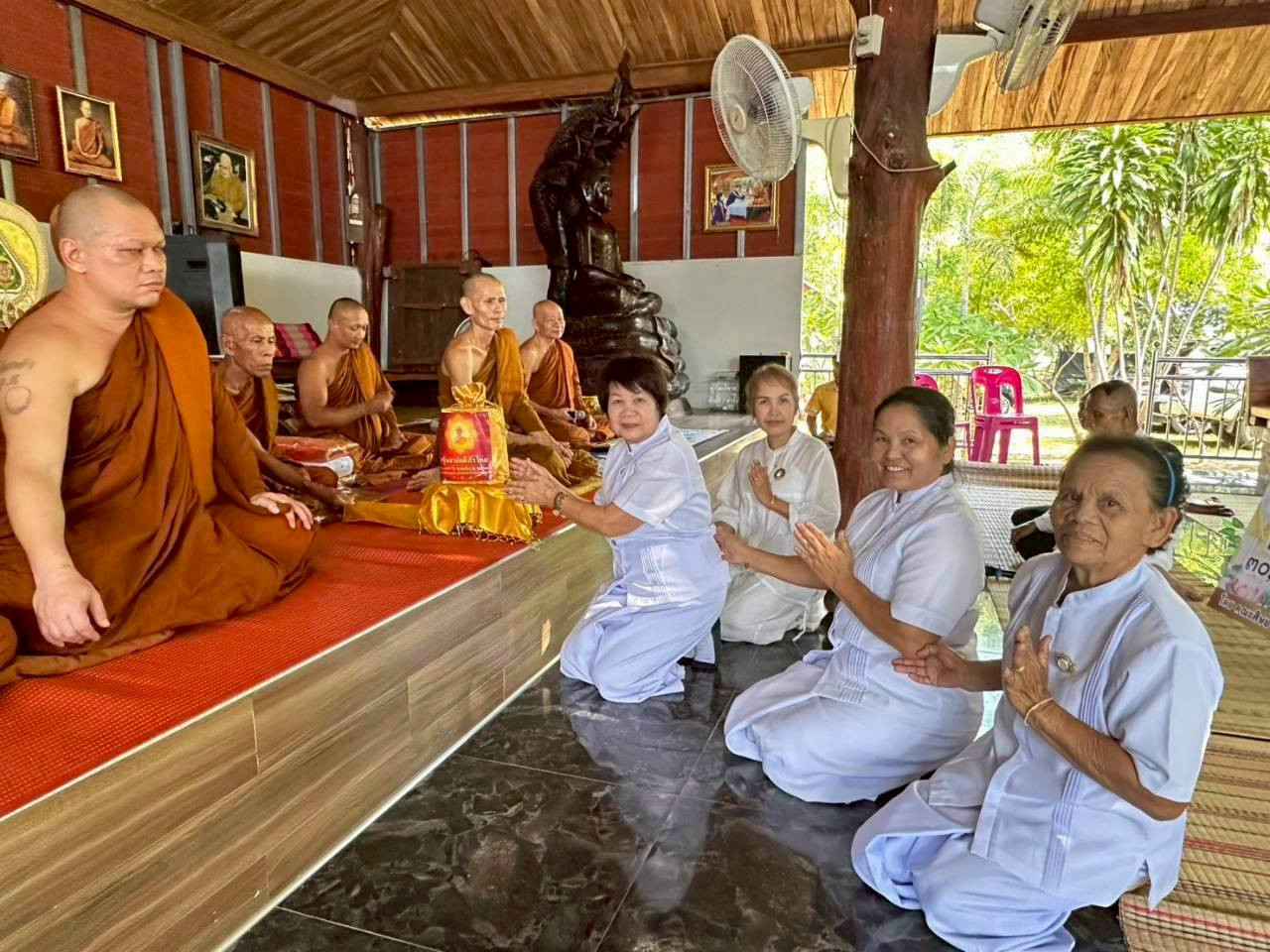 ภาพการถวายปัจจัยวัดป่าบุพพนิมิต