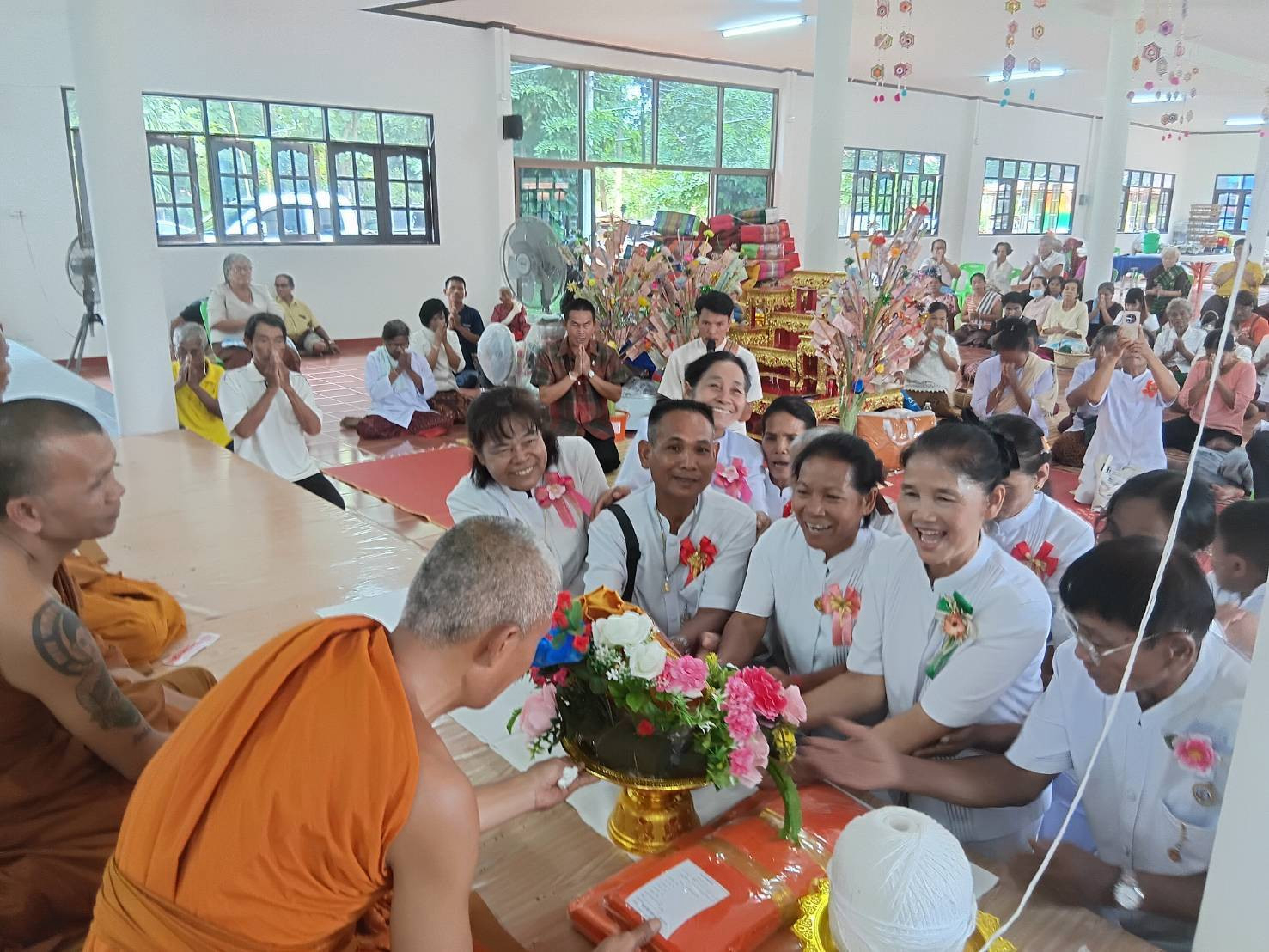 ภาพหมู่ถือพานถวายปัจจัยวัดปราสาททอง