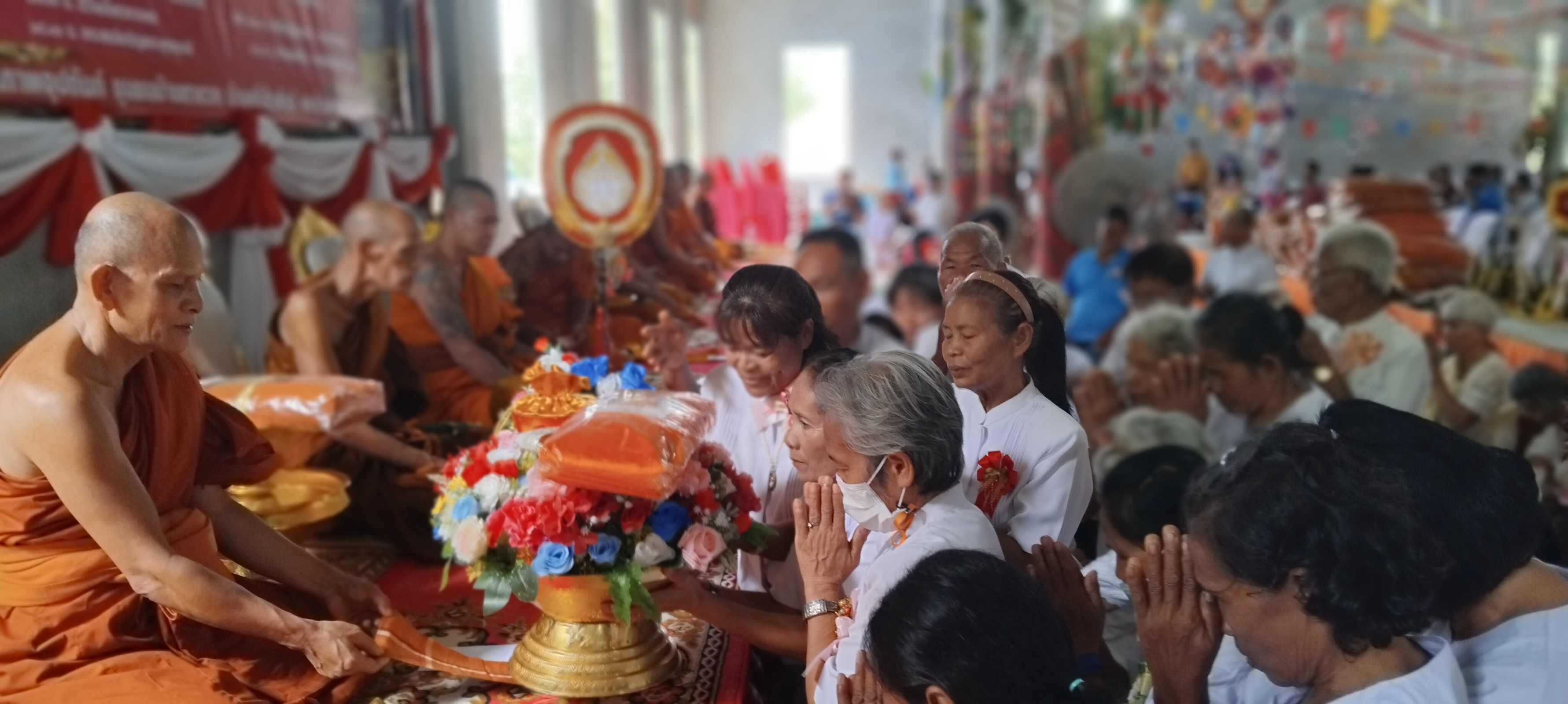 ภาพการถวายปัจจัยวัดตาลวก