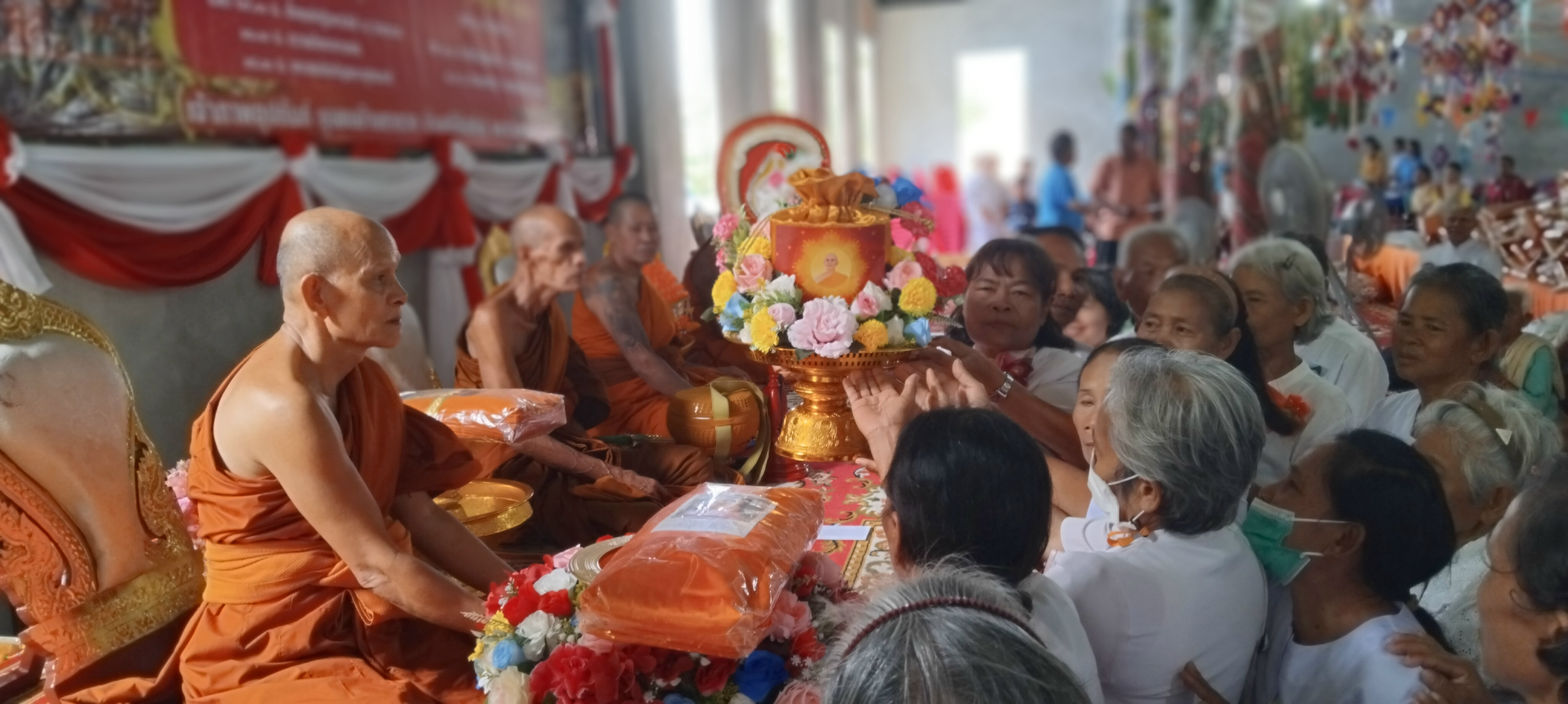 ภาพหมู่ถือพานถวายปัจจัยวัดตาลวก
