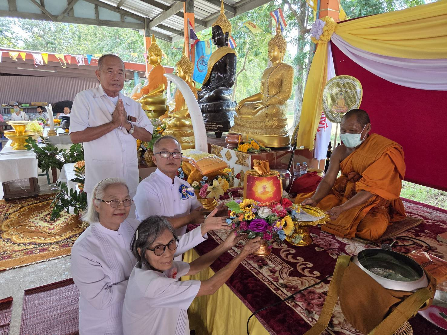 ภาพการถวายปัจจัยวัดบ้านหนองสนิท