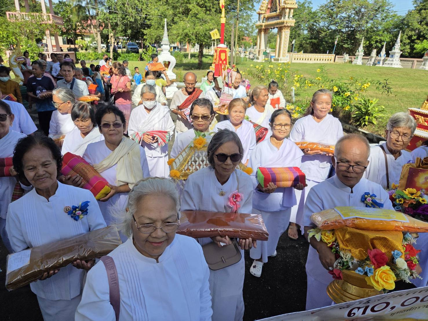 ภาพหมู่ถือพานถวายปัจจัยวัดบ้านหนองสนิท