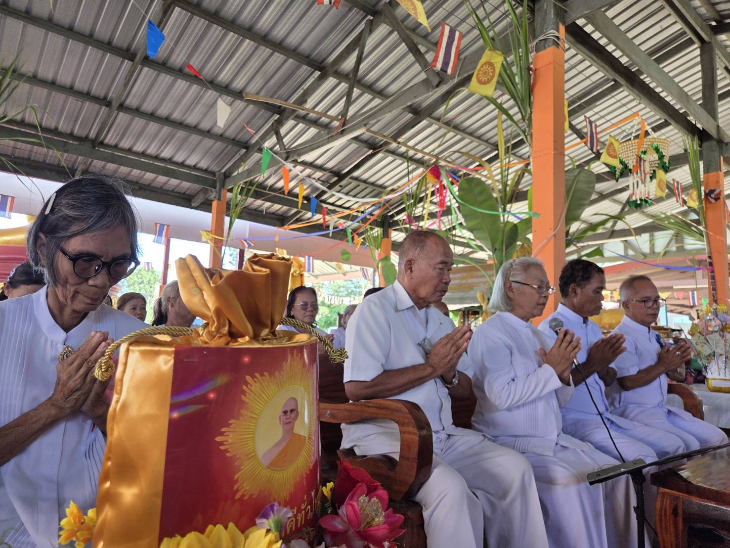 ภาพร่วมพิธีกรรมวัดบ้านหนองสนิท