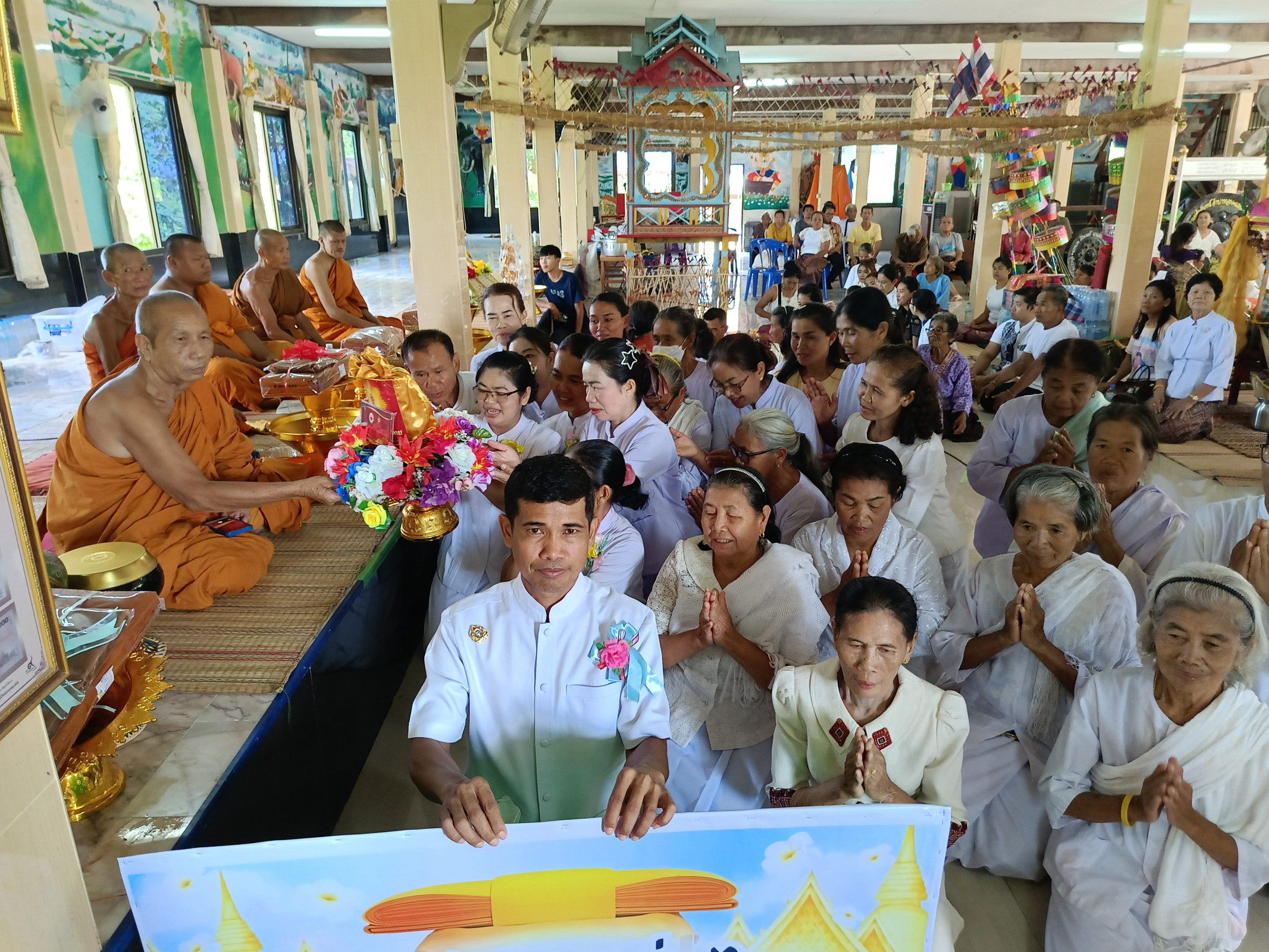 ภาพการถวายปัจจัยวัดหนองกระทุง