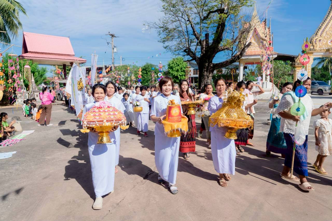 ภาพหมู่ถือพานถวายปัจจัยวัดคึมบง(บ้านคึมบง)