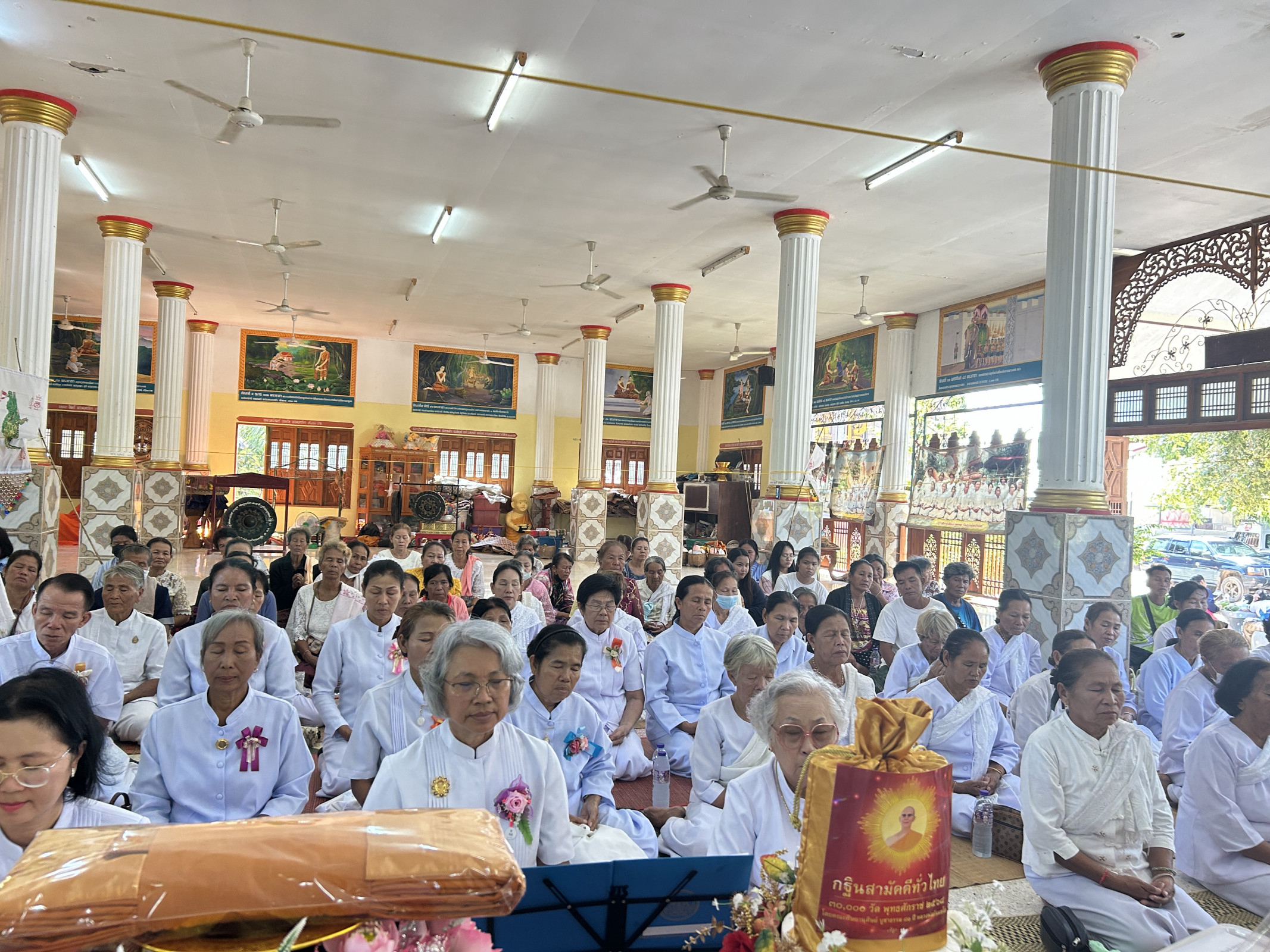 ภาพร่วมพิธีกรรมวัดสว่างโคกไร่น้อย