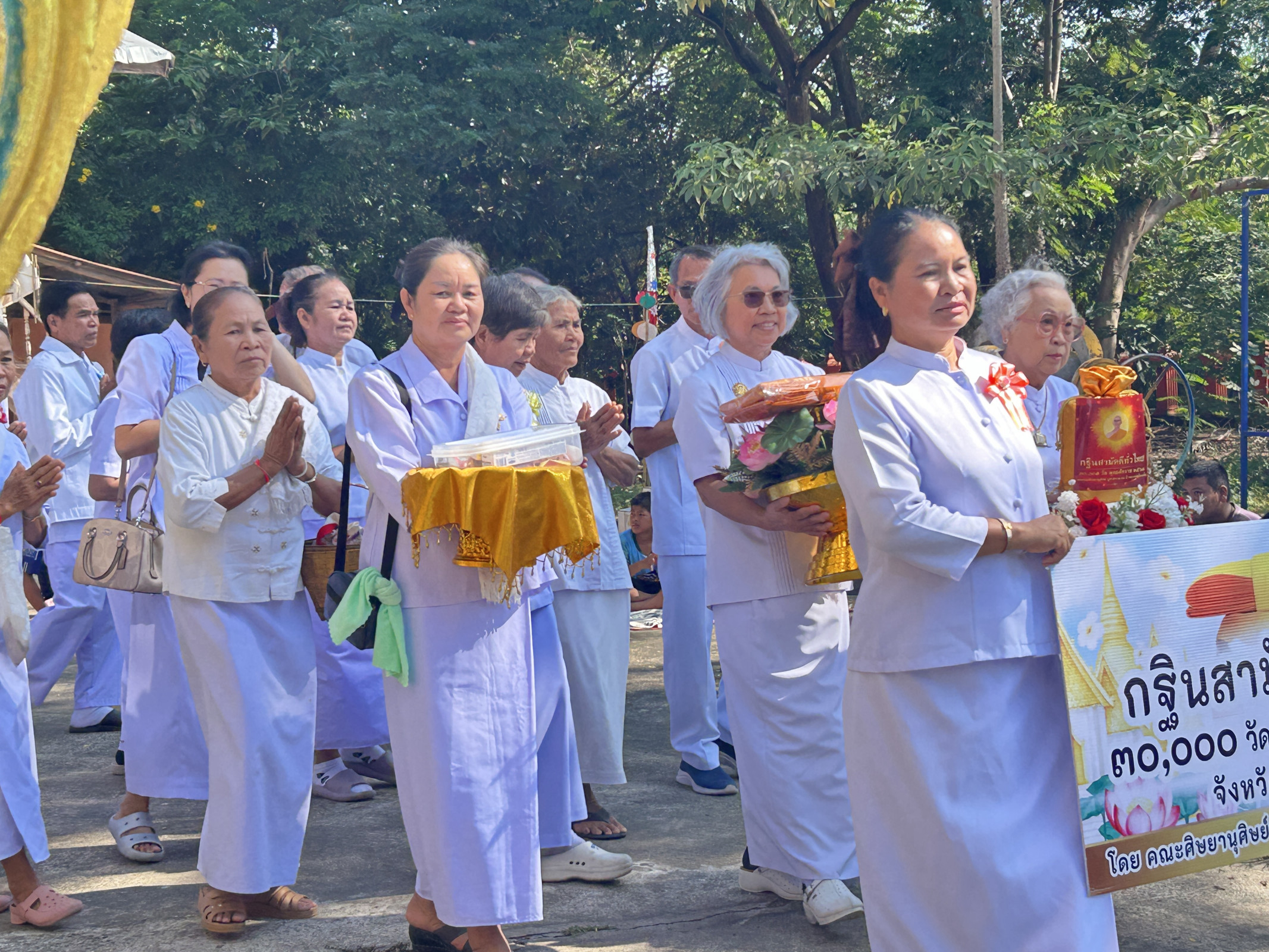 ภาพร่วมพิธีกรรมวัดสว่างโคกไร่น้อย