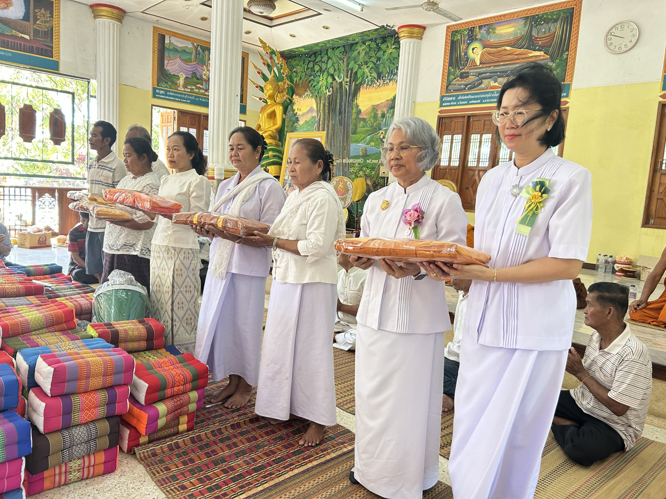 ภาพร่วมพิธีกรรมวัดสว่างโคกไร่น้อย