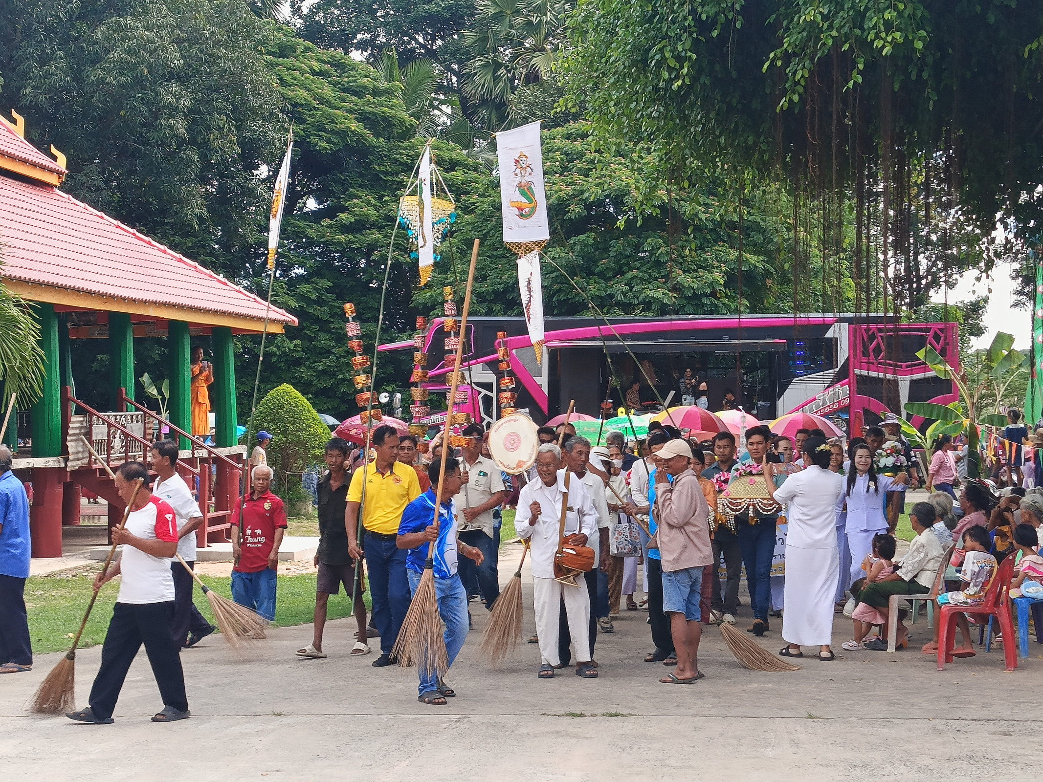 ภาพร่วมพิธีกรรมวัดอิสาณ