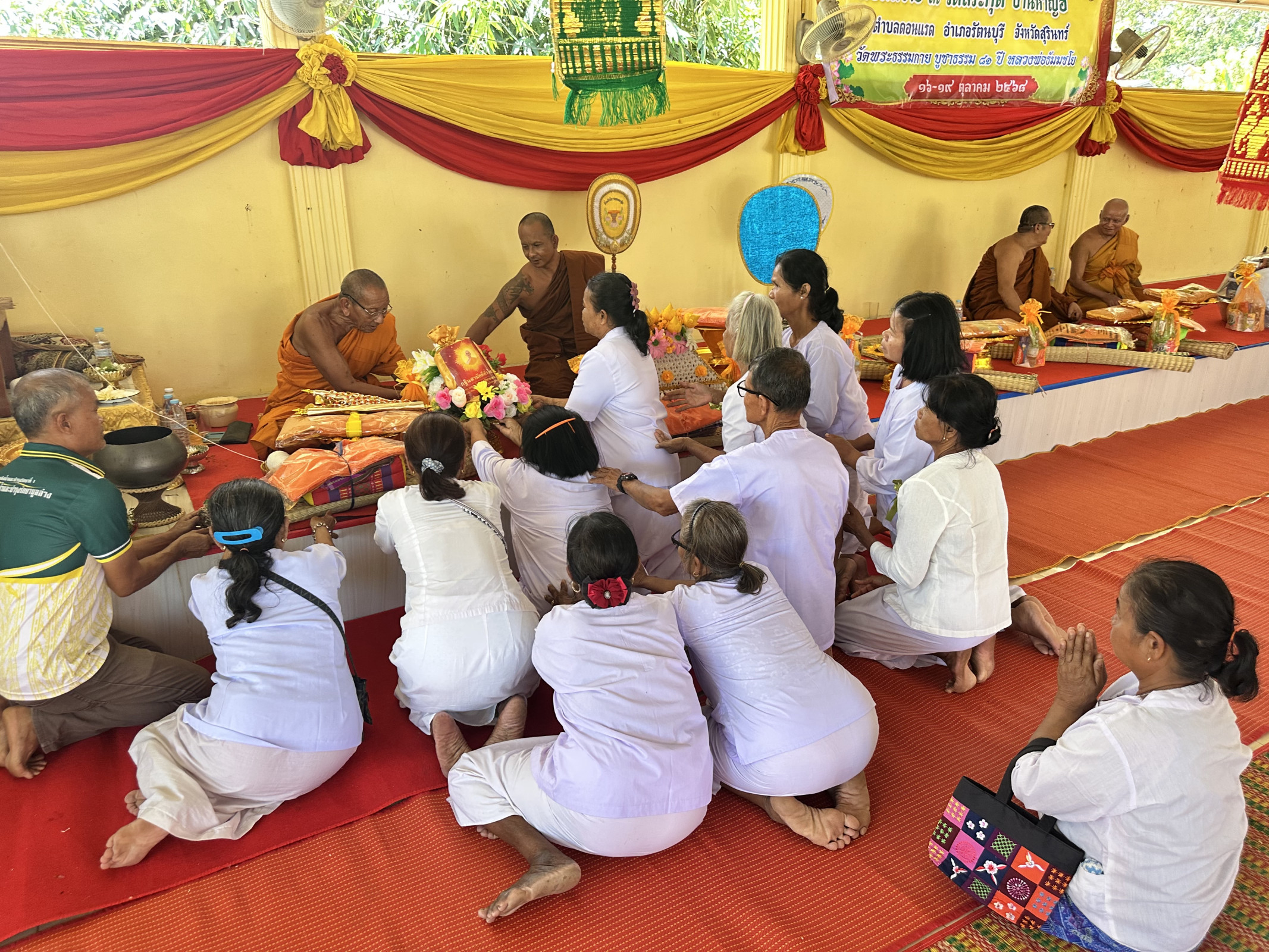 ภาพหมู่ถือพานถวายปัจจัยวัดสระกุด