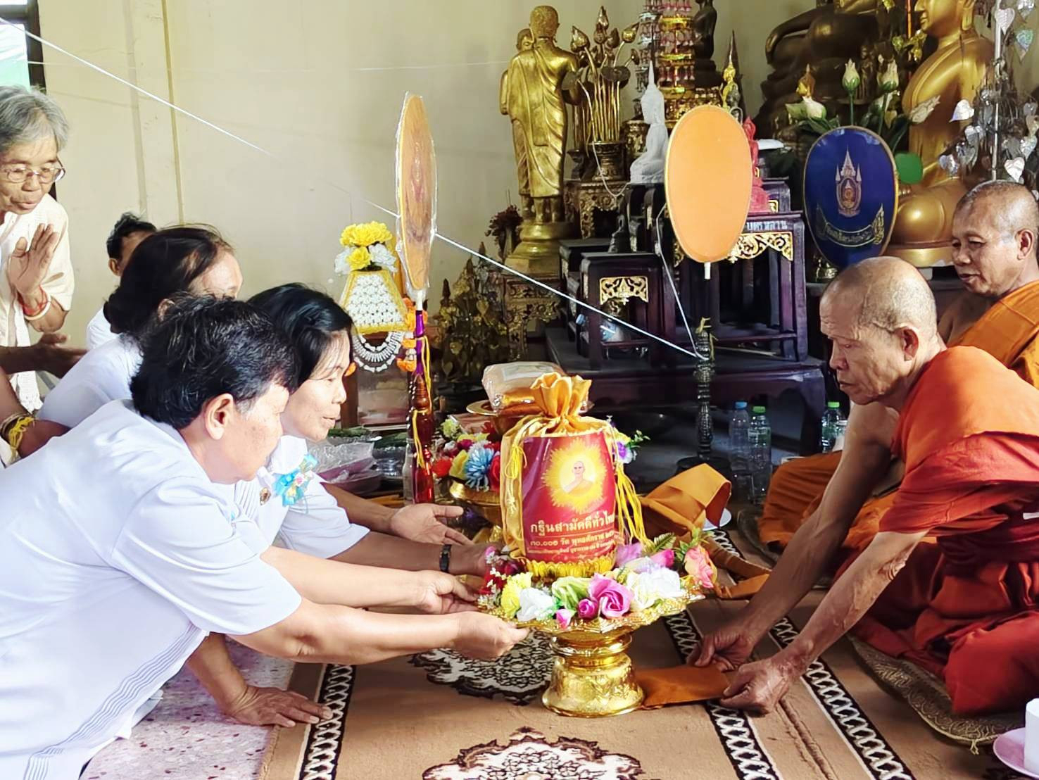 ภาพหมู่ถือพานถวายปัจจัยวัดนาดีพัฒนา