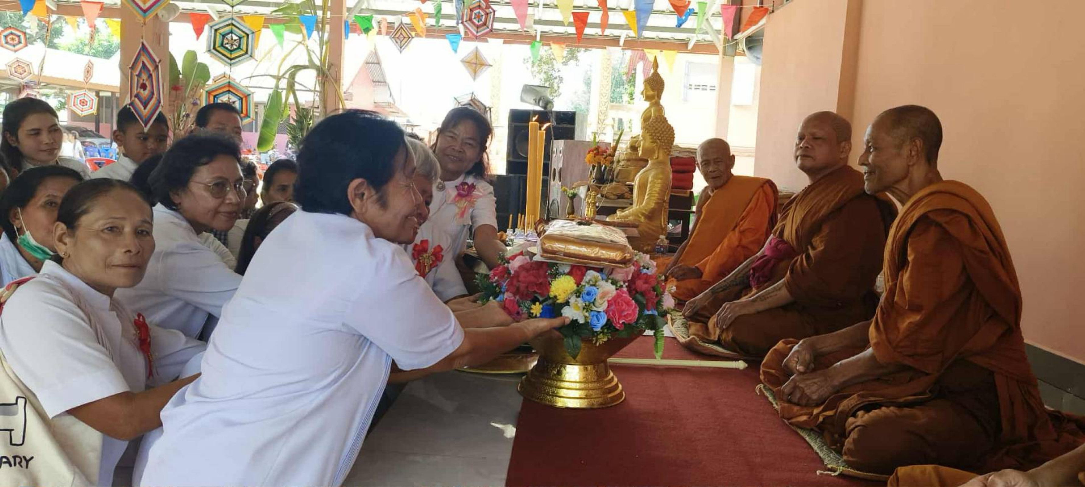 ภาพหมู่ถือพานถวายปัจจัยวัดสมสุธาวาส