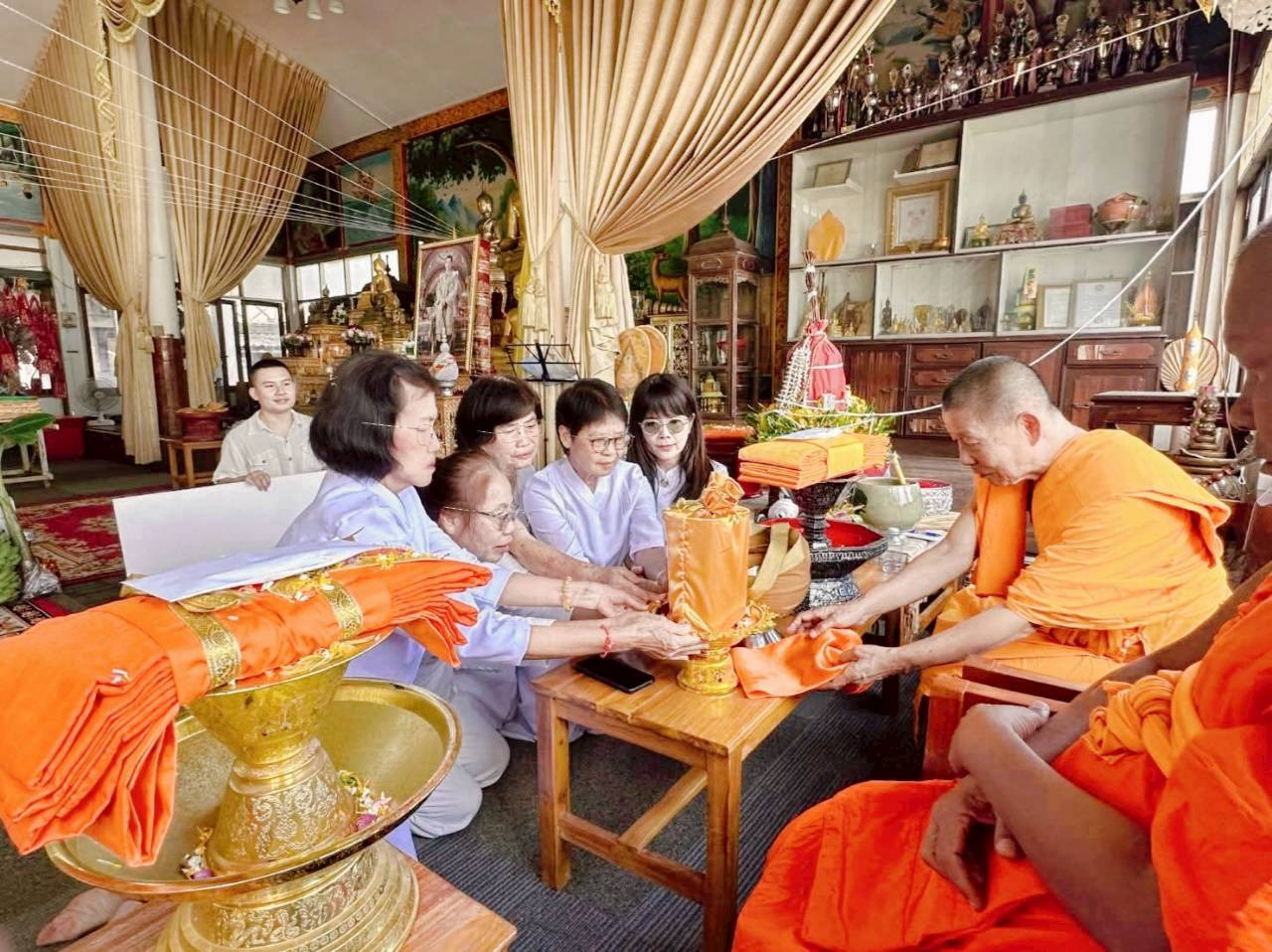 ภาพการถวายปัจจัยวัดป่าเหียง