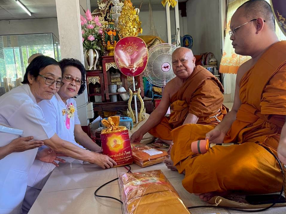 ภาพการถวายปัจจัยวัดอัมพวนาราม