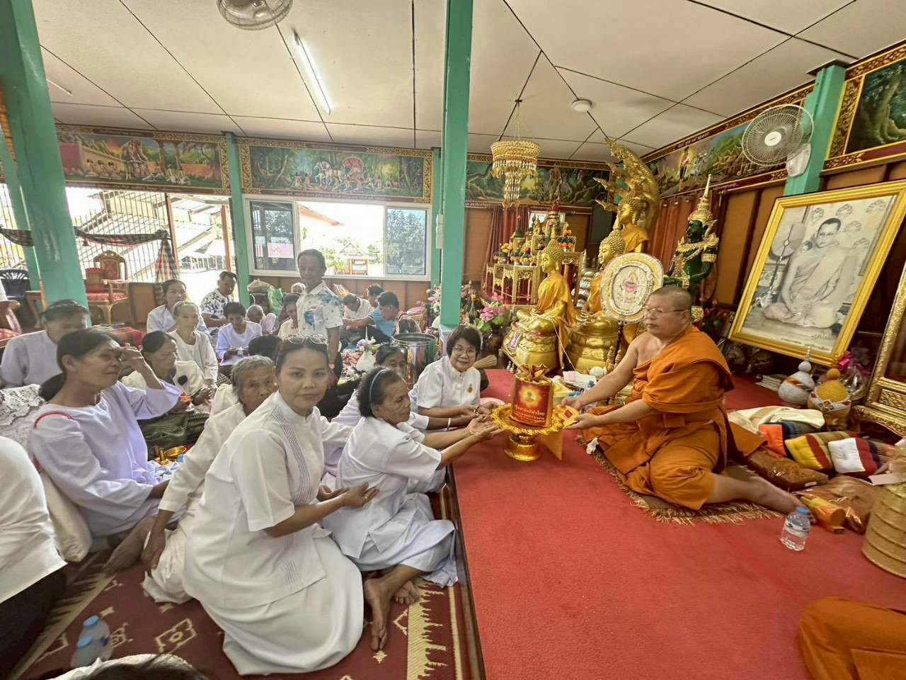 ภาพการถวายปัจจัยวัดใต้แวงน่าง