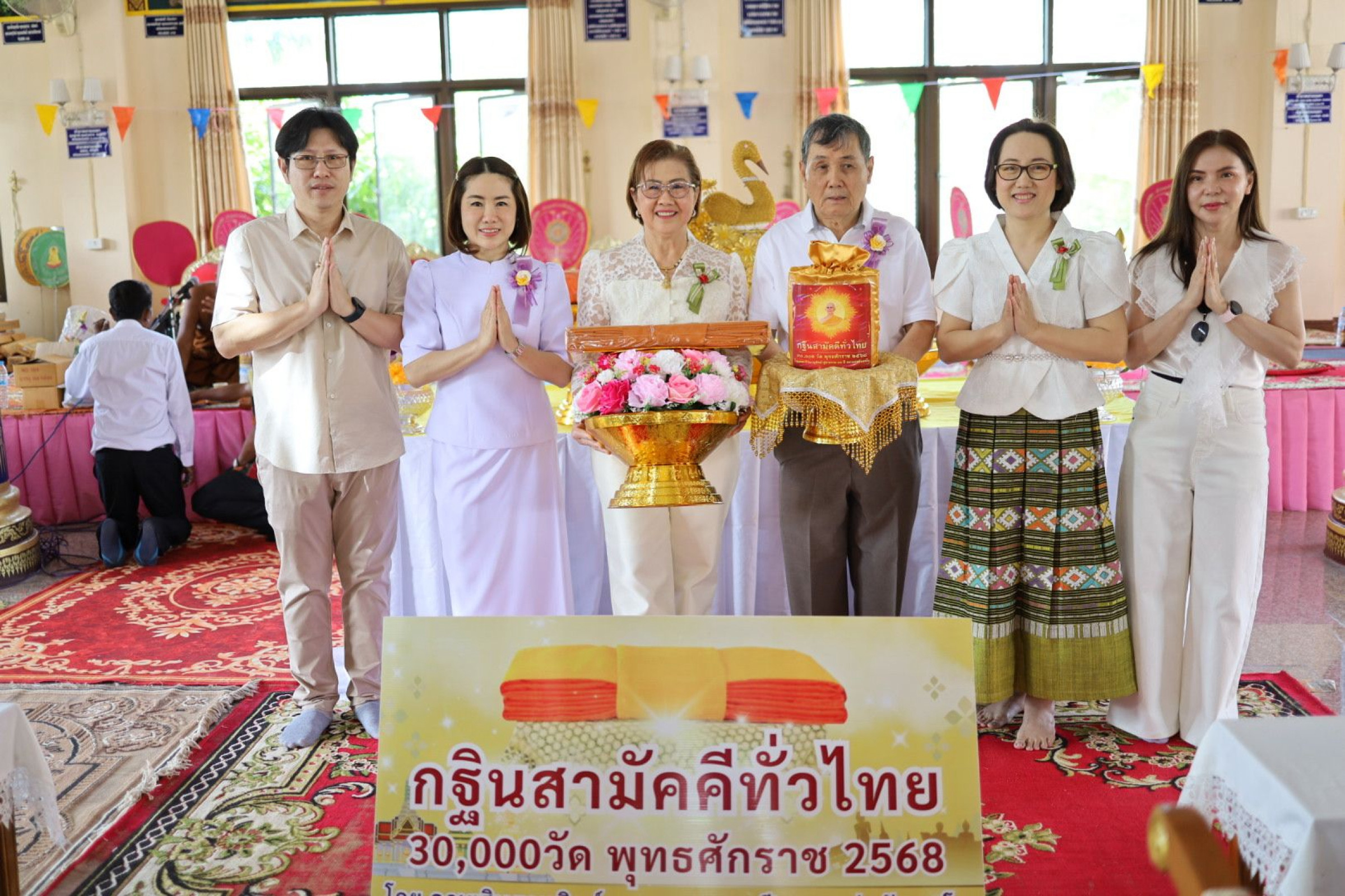 ภาพหมู่ถือพานถวายปัจจัยวัดกระโตน