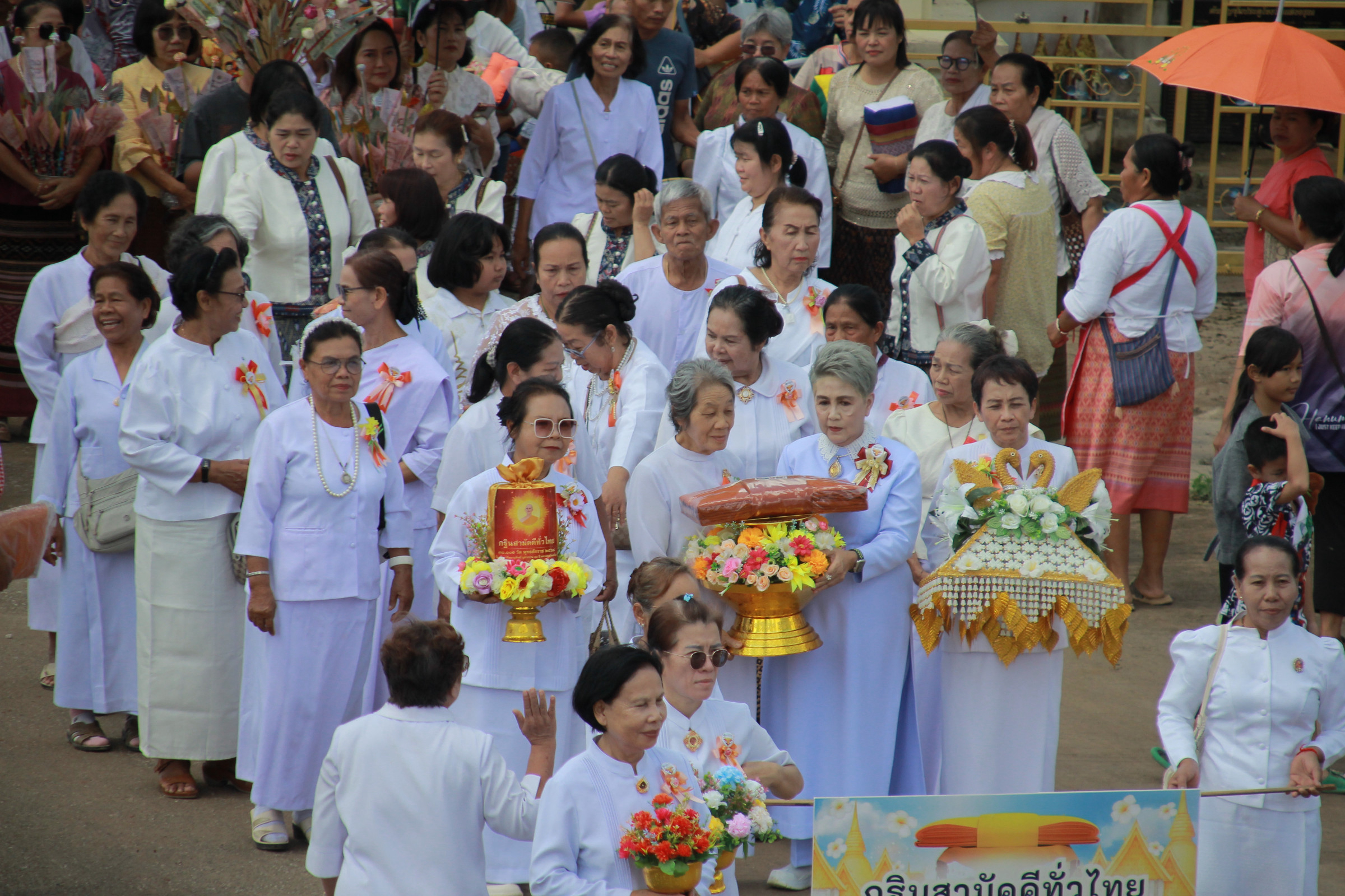 ภาพร่วมพิธีกรรมวัดแสงอรุณ