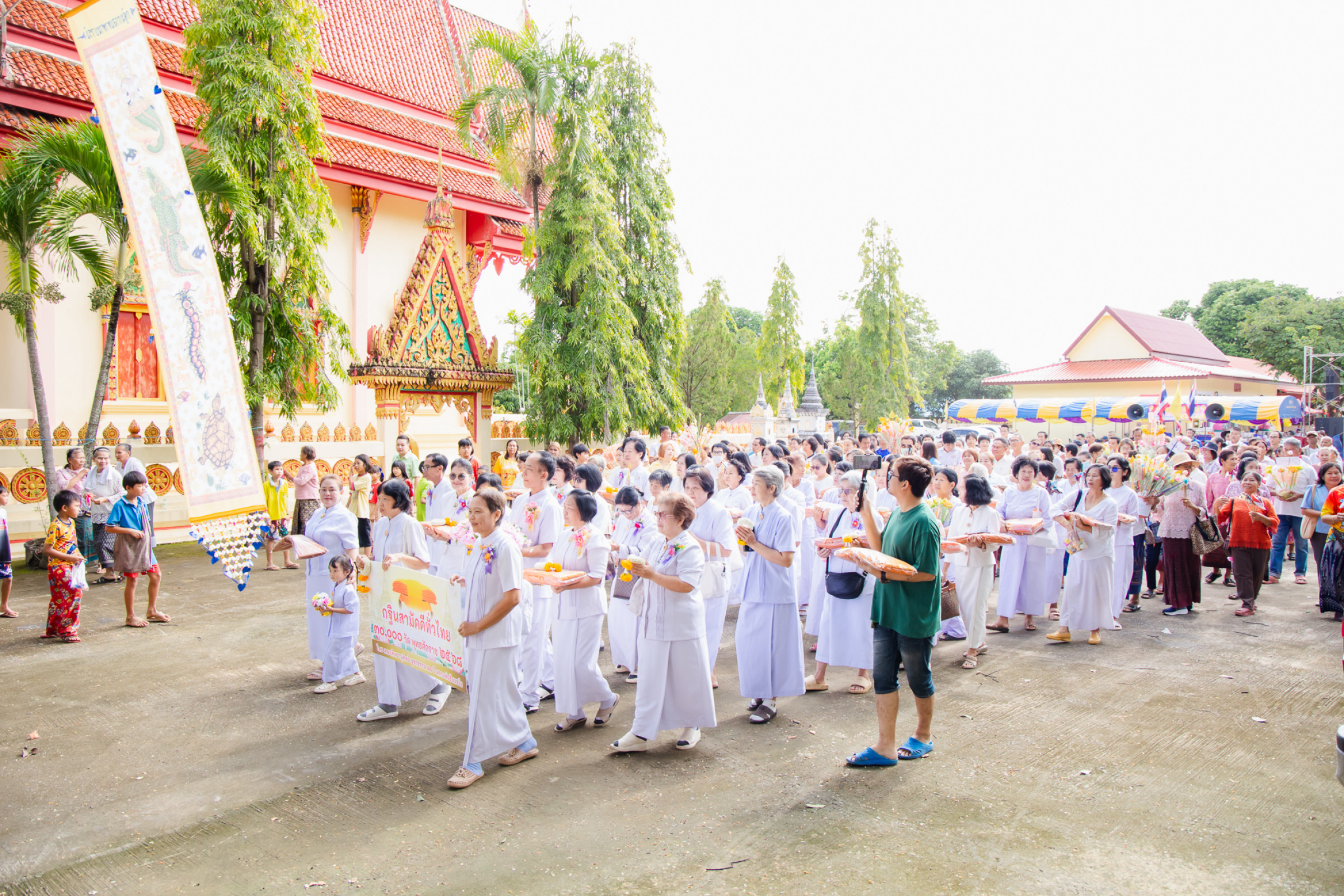 ภาพร่วมขบวนกฐินวัดกู่คำ