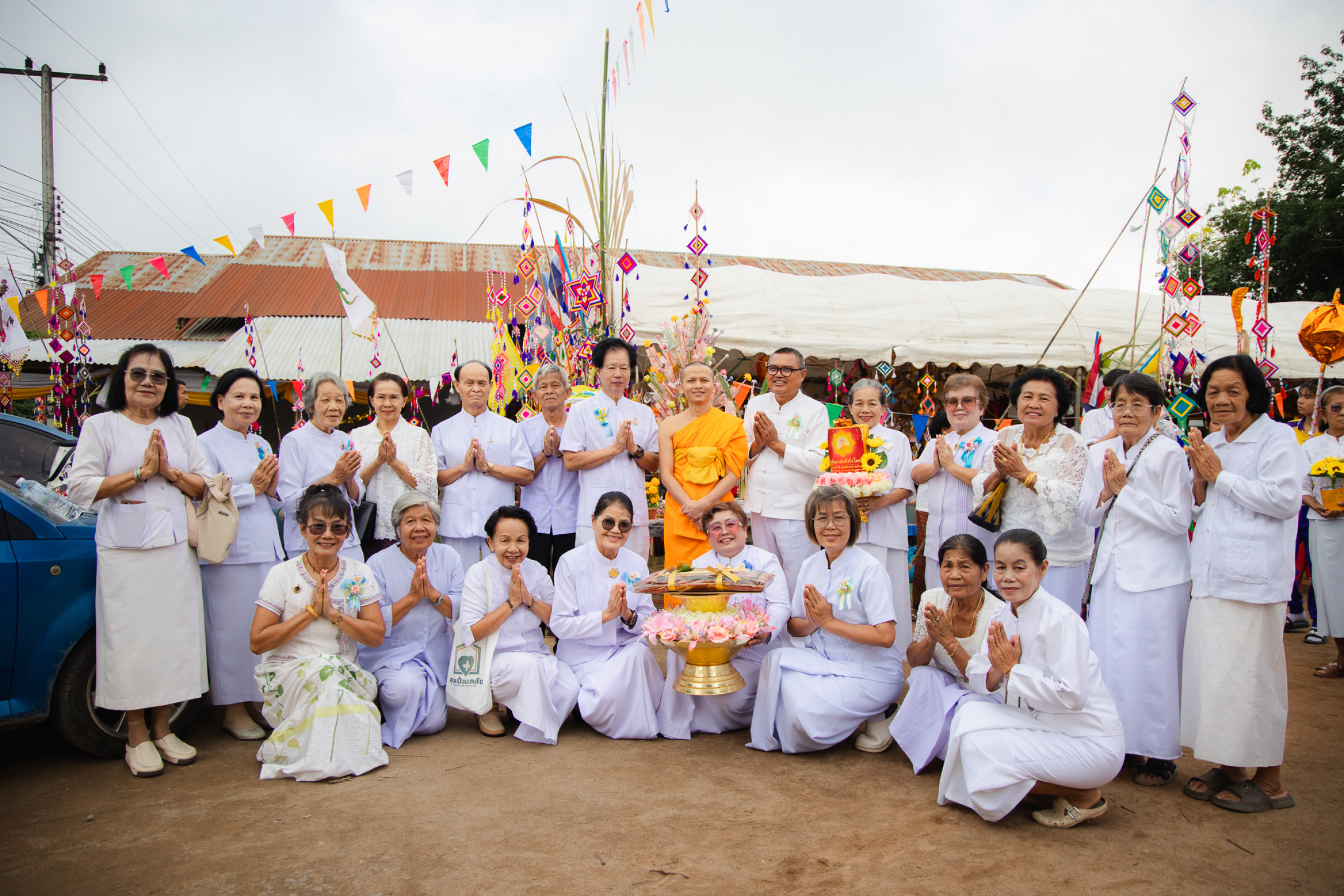 ภาพหมู่ถือพานถวายปัจจัยวัดป่าศรีประภากร