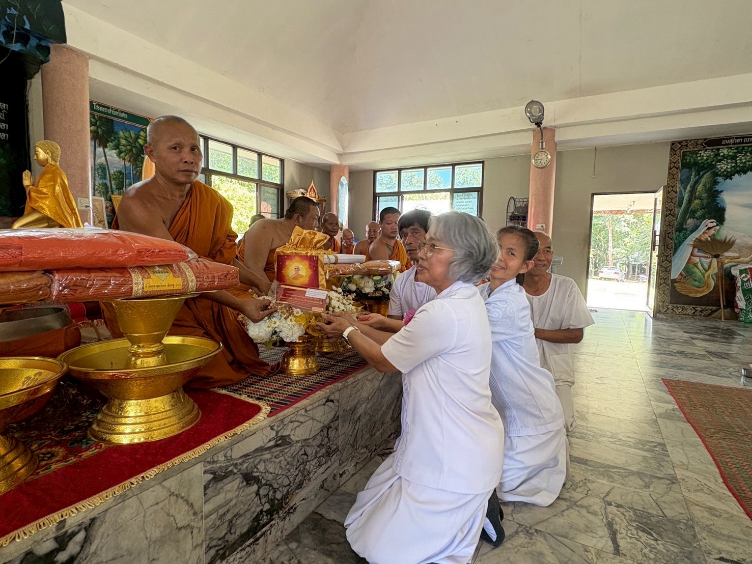 ภาพการถวายปัจจัยวัดปทุมวนาราม(หนองบัว)