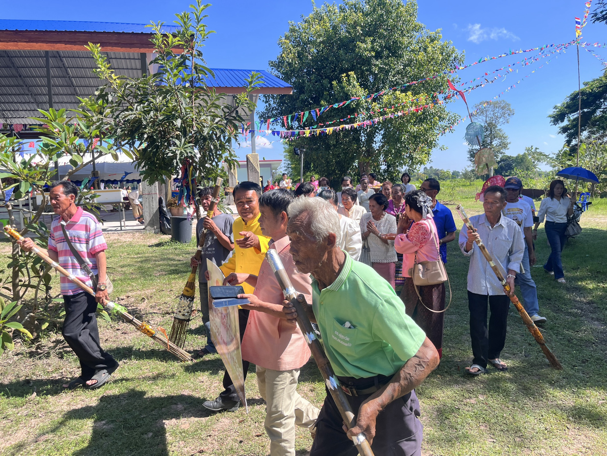 ภาพร่วมพิธีกรรมวัดบ้านดู่น้อย